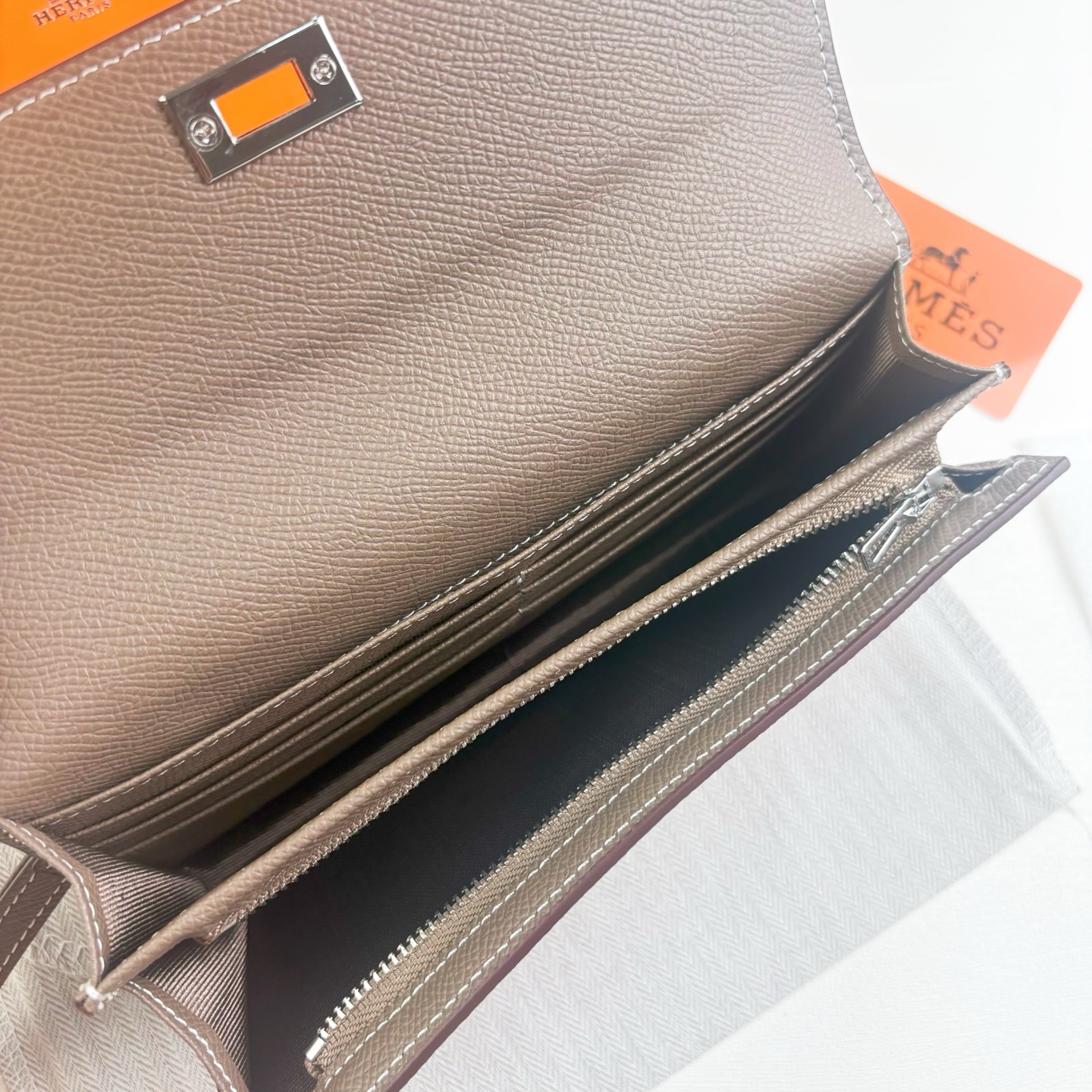 Hermes-Kelly Pocket长钱包 Madame小牛皮长钱包。 - 6个卡槽 - 一个拉链口袋 - 一个大钞位 Hermes-Kelly Pocket长钱包 Madame小牛皮长钱包。 - 6个卡槽 - 一个拉链口袋 - 一个大钞位