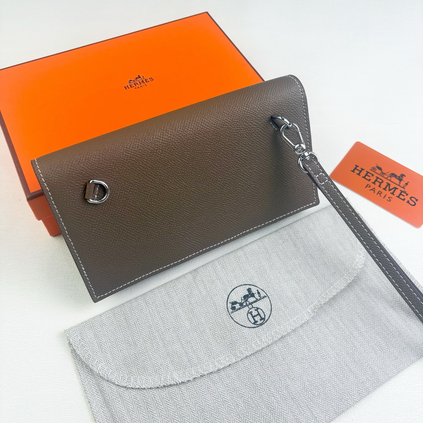 Hermes-Kelly Pocket长钱包 Madame小牛皮长钱包。 - 6个卡槽 - 一个拉链口袋 - 一个大钞位 Hermes-Kelly Pocket长钱包 Madame小牛皮长钱包。 - 6个卡槽 - 一个拉链口袋 - 一个大钞位