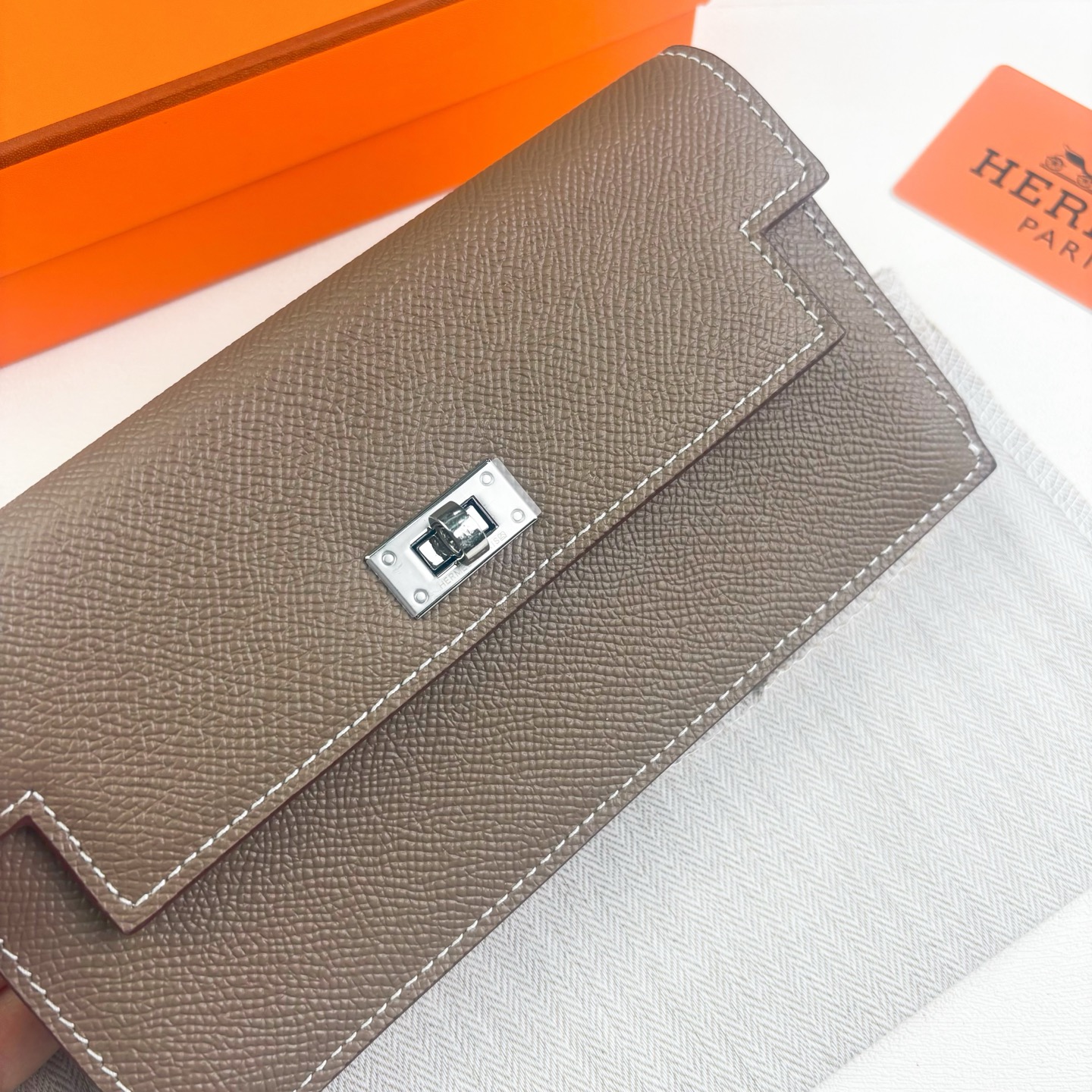 Hermes-Kelly Pocket长钱包 Madame小牛皮长钱包。 - 6个卡槽 - 一个拉链口袋 - 一个大钞位 Hermes-Kelly Pocket长钱包 Madame小牛皮长钱包。 - 6个卡槽 - 一个拉链口袋 - 一个大钞位