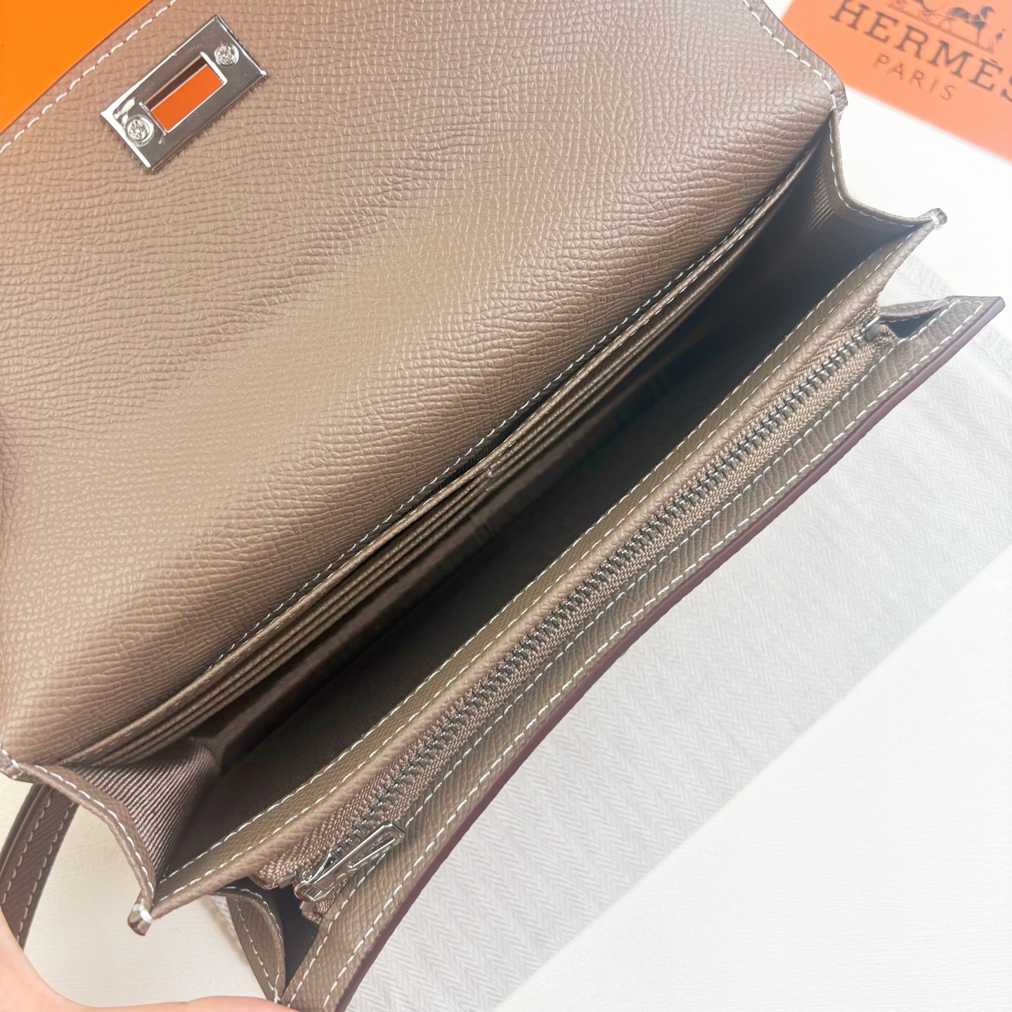 Hermes-Kelly Pocket长钱包 Madame小牛皮长钱包。 - 6个卡槽 - 一个拉链口袋 - 一个大钞位 Hermes-Kelly Pocket长钱包 Madame小牛皮长钱包。 - 6个卡槽 - 一个拉链口袋 - 一个大钞位
