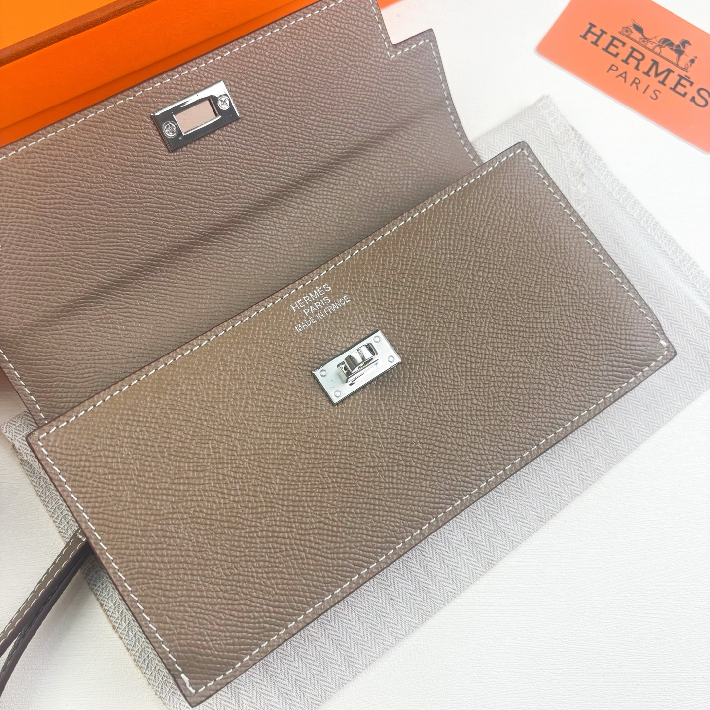Hermes-Kelly Pocket长钱包 Madame小牛皮长钱包。 - 6个卡槽 - 一个拉链口袋 - 一个大钞位 Hermes-Kelly Pocket长钱包 Madame小牛皮长钱包。 - 6个卡槽 - 一个拉链口袋 - 一个大钞位