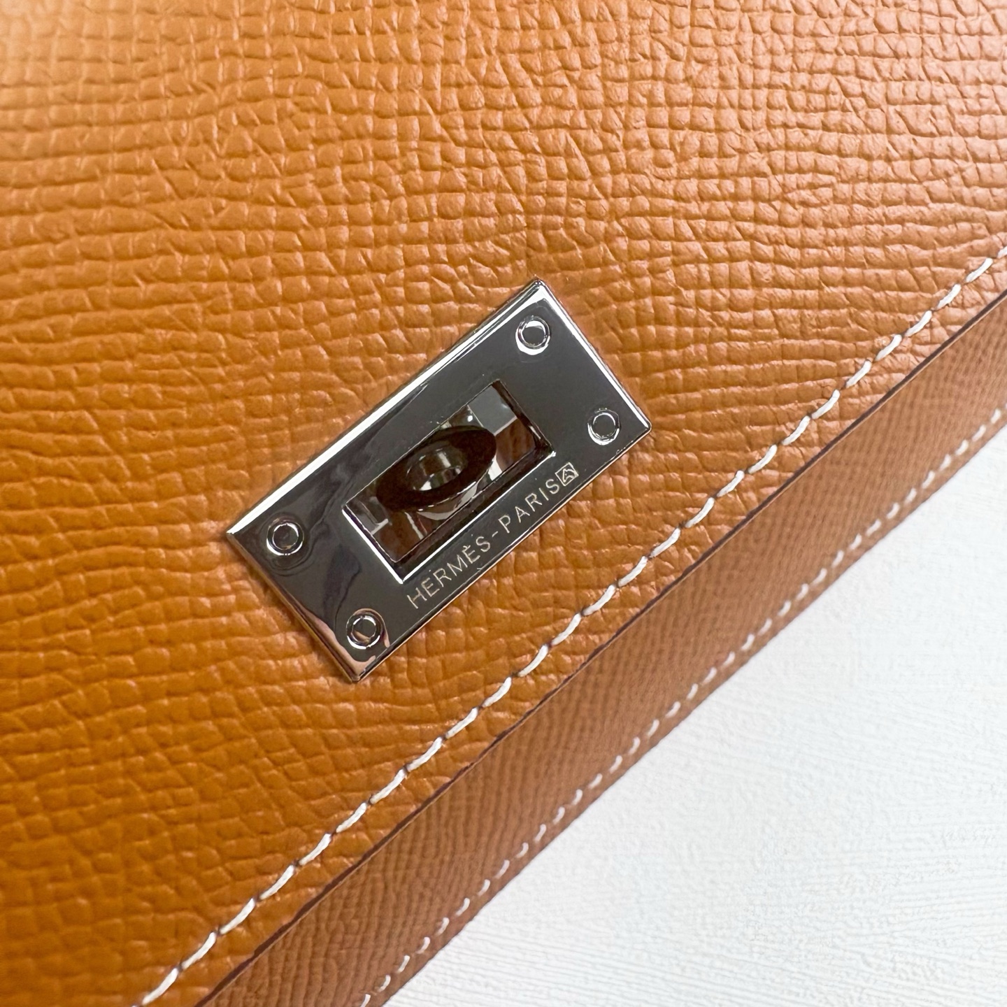Hermes-Kelly Pocket长钱包 Madame小牛皮长钱包。 - 6个卡槽 - 一个拉链口袋 - 一个大钞位 Hermes-Kelly Pocket长钱包 Madame小牛皮长钱包。 - 6个卡槽 - 一个拉链口袋 - 一个大钞位