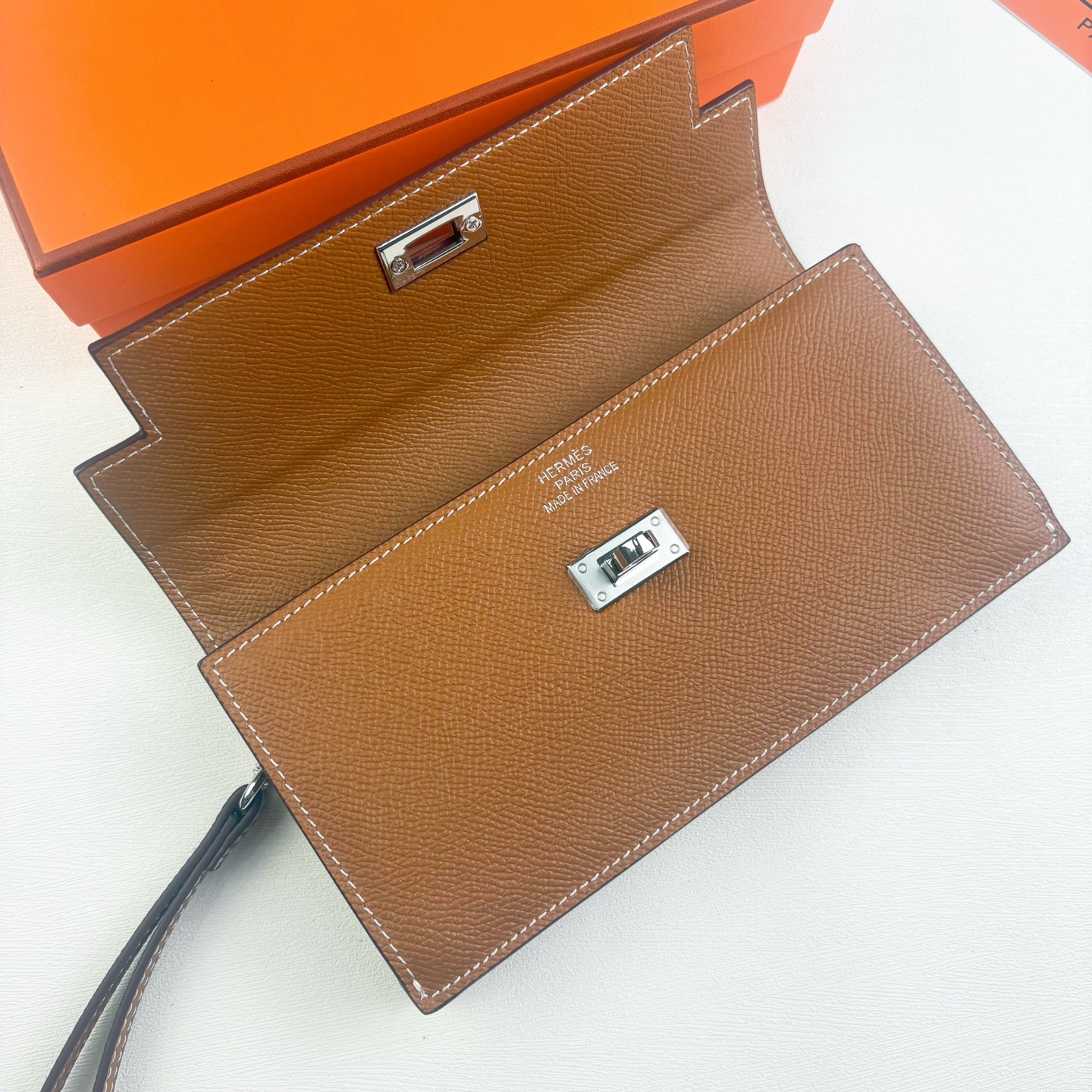 Hermes-Kelly Pocket长钱包 Madame小牛皮长钱包。 - 6个卡槽 - 一个拉链口袋 - 一个大钞位 Hermes-Kelly Pocket长钱包 Madame小牛皮长钱包。 - 6个卡槽 - 一个拉链口袋 - 一个大钞位