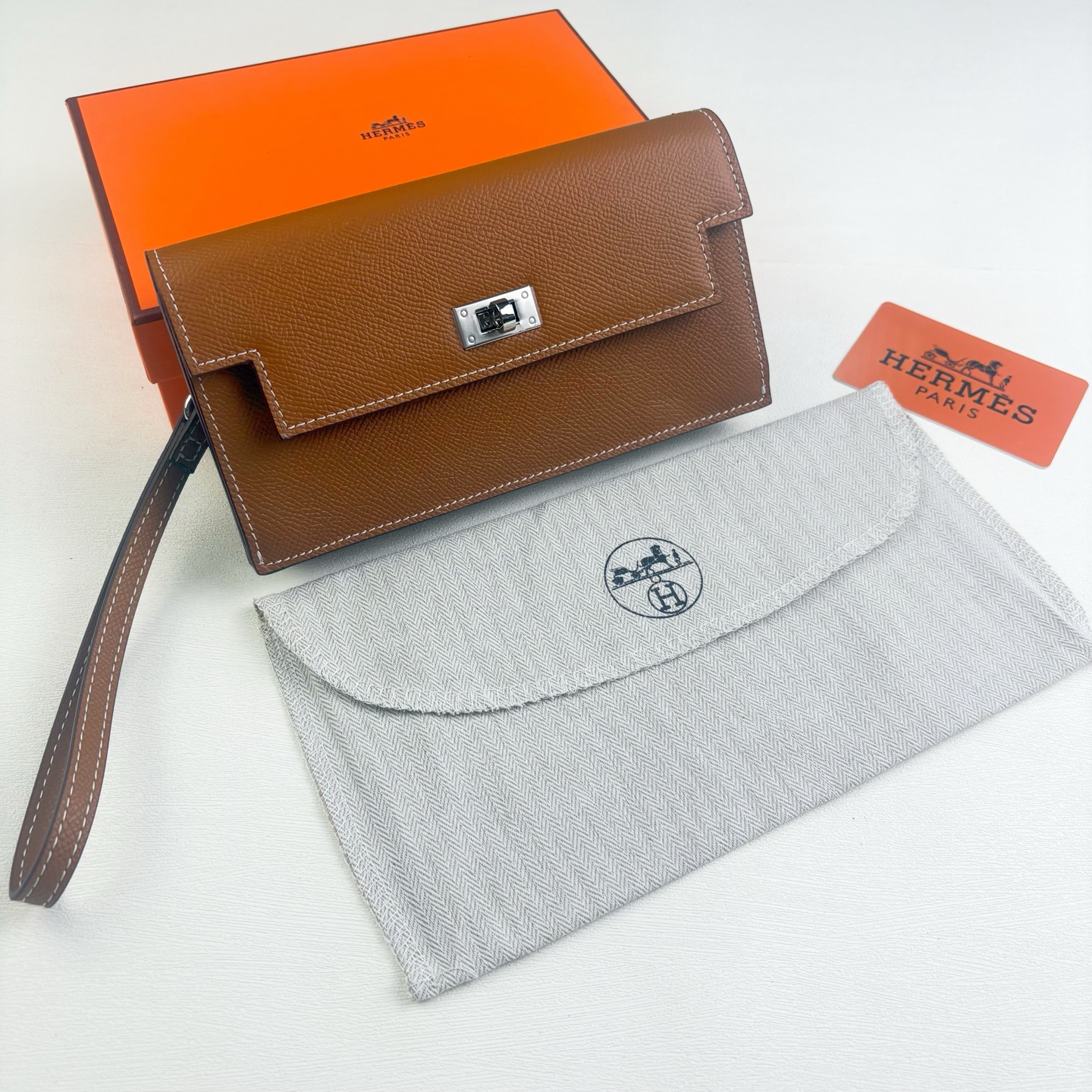 Hermes-Kelly Pocket长钱包 Madame小牛皮长钱包。 - 6个卡槽 - 一个拉链口袋 - 一个大钞位 Hermes-Kelly Pocket长钱包 Madame小牛皮长钱包。 - 6个卡槽 - 一个拉链口袋 - 一个大钞位