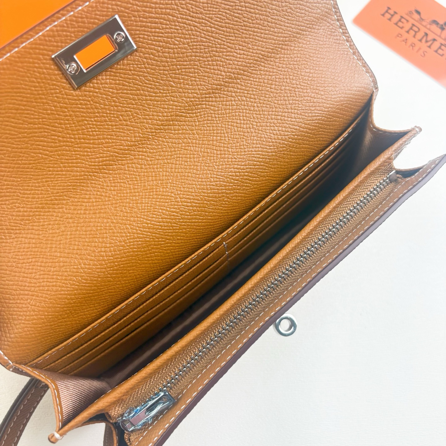 Hermes-Kelly Pocket长钱包 Madame小牛皮长钱包。 - 6个卡槽 - 一个拉链口袋 - 一个大钞位 Hermes-Kelly Pocket长钱包 Madame小牛皮长钱包。 - 6个卡槽 - 一个拉链口袋 - 一个大钞位