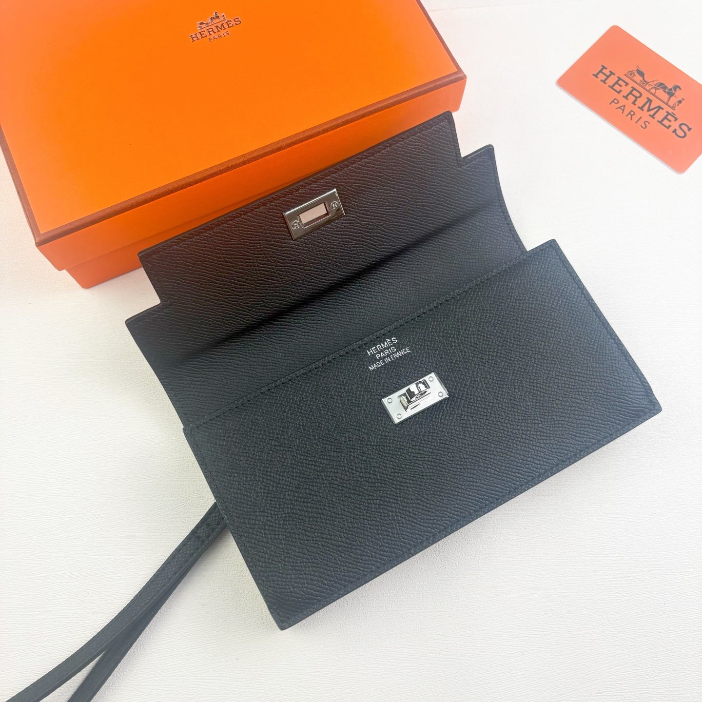 Hermes-Kelly Pocket长钱包 Madame小牛皮长钱包。 - 6个卡槽 - 一个拉链口袋 - 一个大钞位