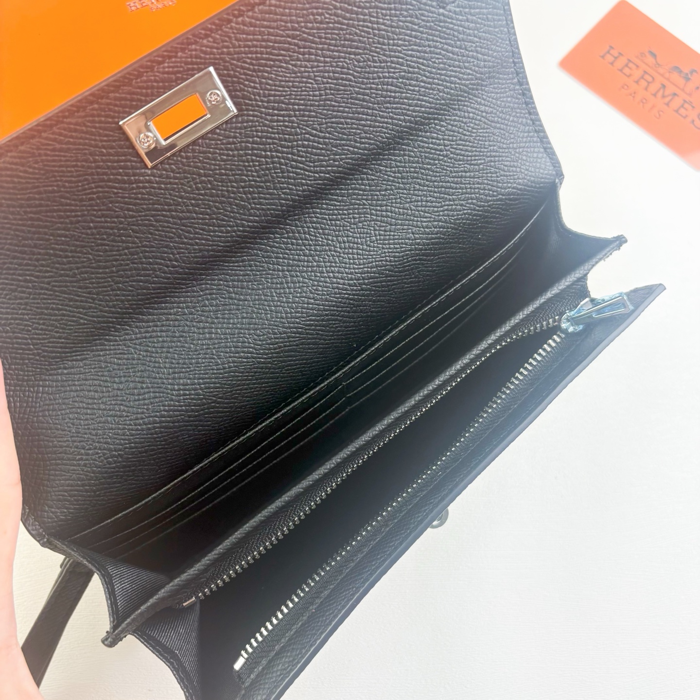 Hermes-Kelly Pocket长钱包 Madame小牛皮长钱包。 - 6个卡槽 - 一个拉链口袋 - 一个大钞位