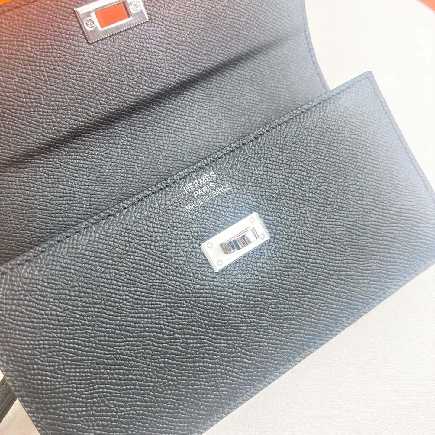 Hermes-Kelly Pocket长钱包 Madame小牛皮长钱包。 - 6个卡槽 - 一个拉链口袋 - 一个大钞位