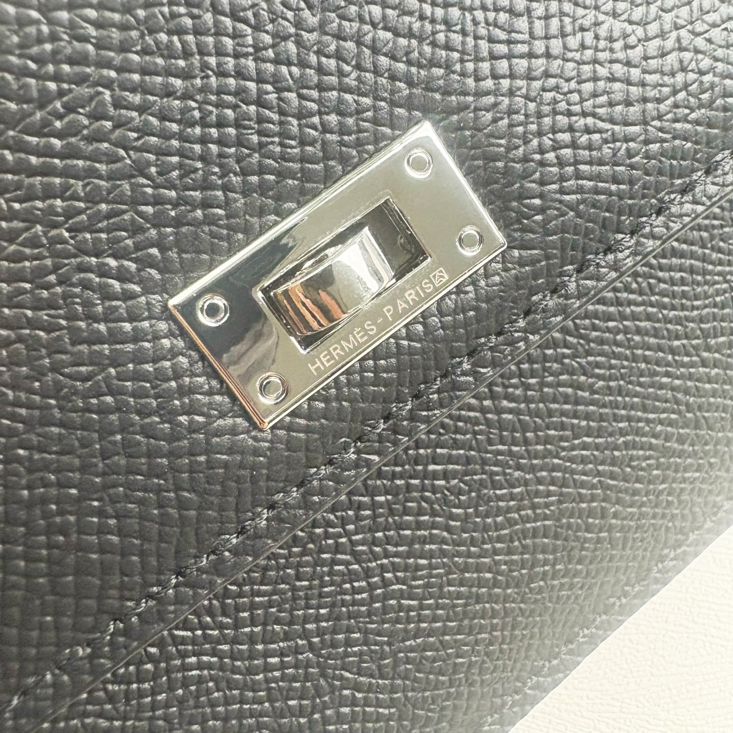 Hermes-Kelly Pocket长钱包 Madame小牛皮长钱包。 - 6个卡槽 - 一个拉链口袋 - 一个大钞位