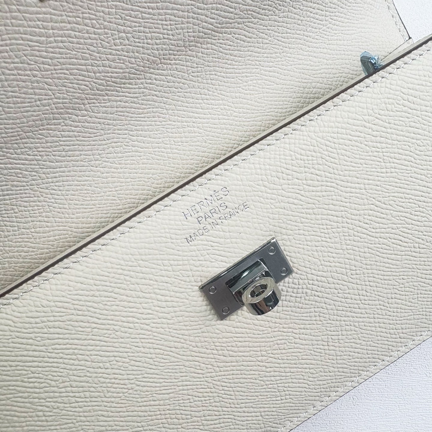 Hermes-Kelly Pocket长钱包 Madame小牛皮长钱包。 - 6个卡槽 - 一个拉链口袋 - 一个大钞位 Hermes-Kelly Pocket长钱包 Madame小牛皮长钱包。 - 6个卡槽 - 一个拉链口袋 - 一个大钞位