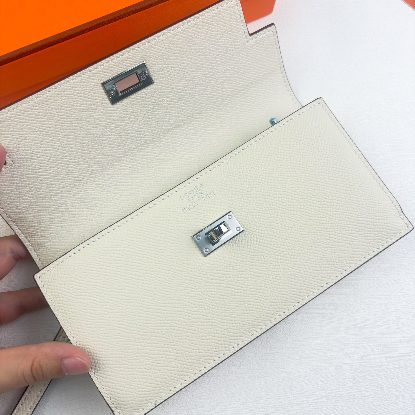 Hermes-Kelly Pocket长钱包 Madame小牛皮长钱包。 - 6个卡槽 - 一个拉链口袋 - 一个大钞位 Hermes-Kelly Pocket长钱包 Madame小牛皮长钱包。 - 6个卡槽 - 一个拉链口袋 - 一个大钞位