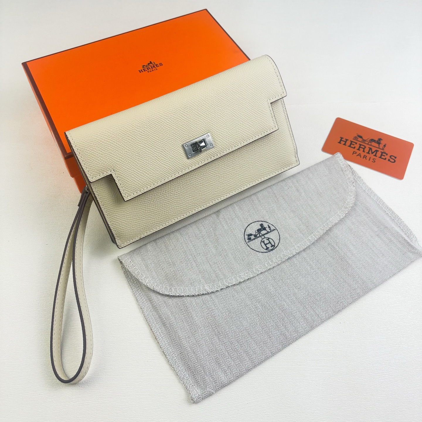 Hermes-Kelly Pocket长钱包 Madame小牛皮长钱包。 - 6个卡槽 - 一个拉链口袋 - 一个大钞位 Hermes-Kelly Pocket长钱包 Madame小牛皮长钱包。 - 6个卡槽 - 一个拉链口袋 - 一个大钞位