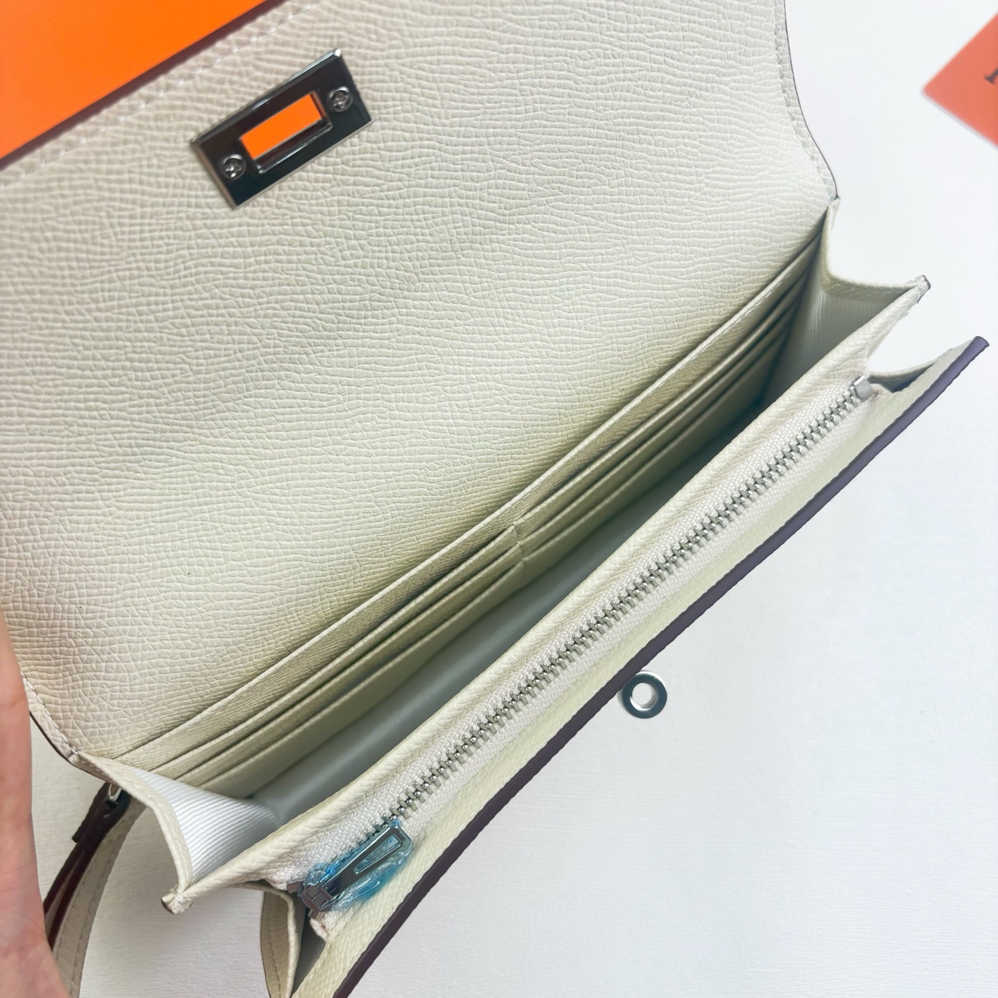 Hermes-Kelly Pocket长钱包 Madame小牛皮长钱包。 - 6个卡槽 - 一个拉链口袋 - 一个大钞位 Hermes-Kelly Pocket长钱包 Madame小牛皮长钱包。 - 6个卡槽 - 一个拉链口袋 - 一个大钞位