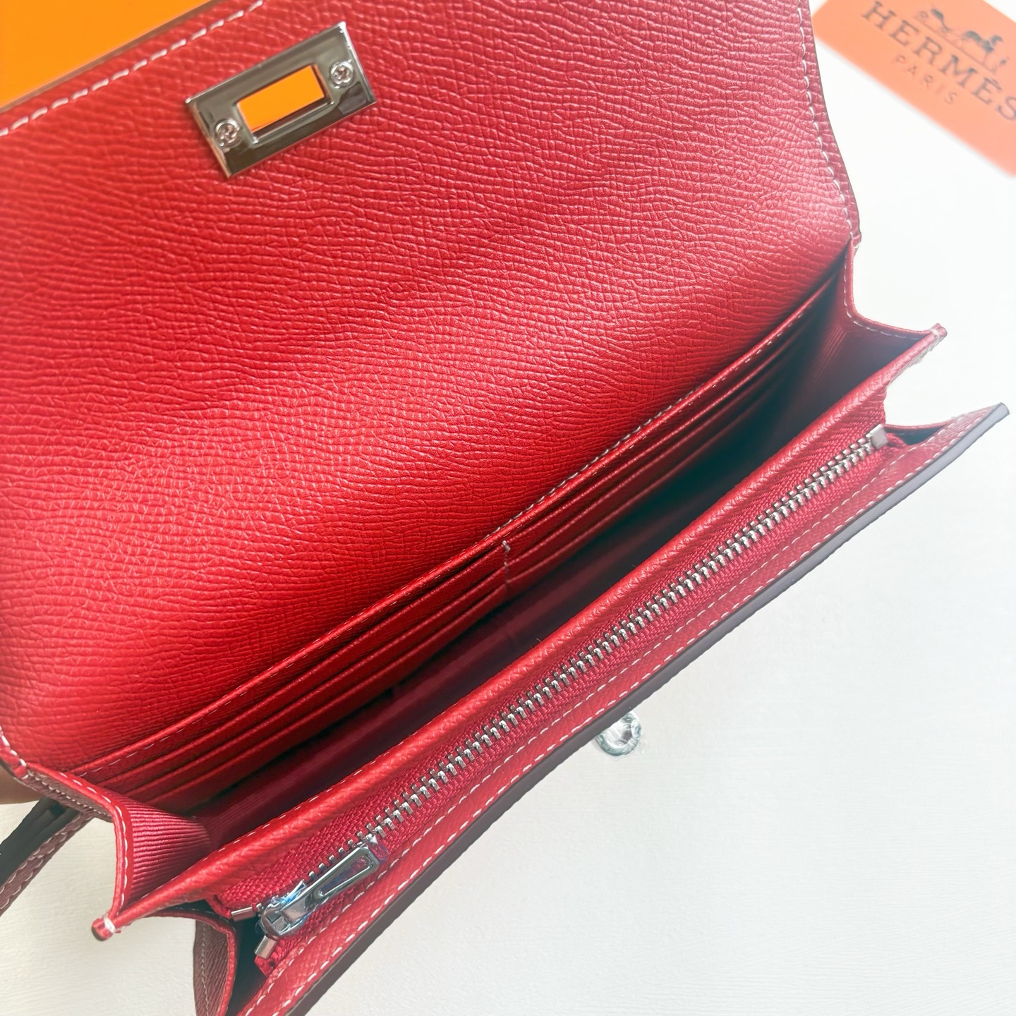 Hermes-Kelly Pocket长钱包 Madame小牛皮长钱包。 - 6个卡槽 - 一个拉链口袋 - 一个大钞位 Hermes-Kelly Pocket长钱包 Madame小牛皮长钱包。 - 6个卡槽 - 一个拉链口袋 - 一个大钞位