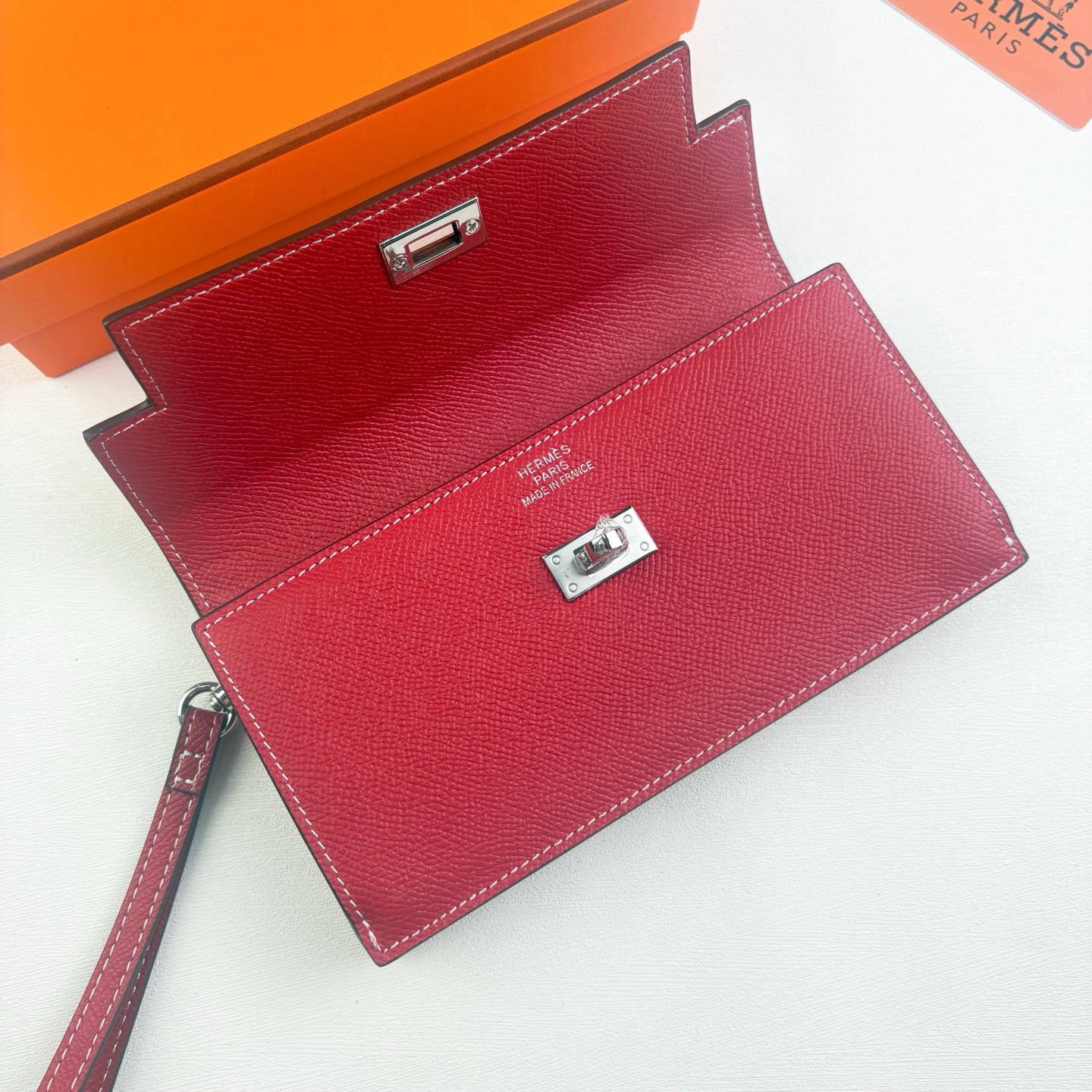 Hermes-Kelly Pocket长钱包 Madame小牛皮长钱包。 - 6个卡槽 - 一个拉链口袋 - 一个大钞位 Hermes-Kelly Pocket长钱包 Madame小牛皮长钱包。 - 6个卡槽 - 一个拉链口袋 - 一个大钞位