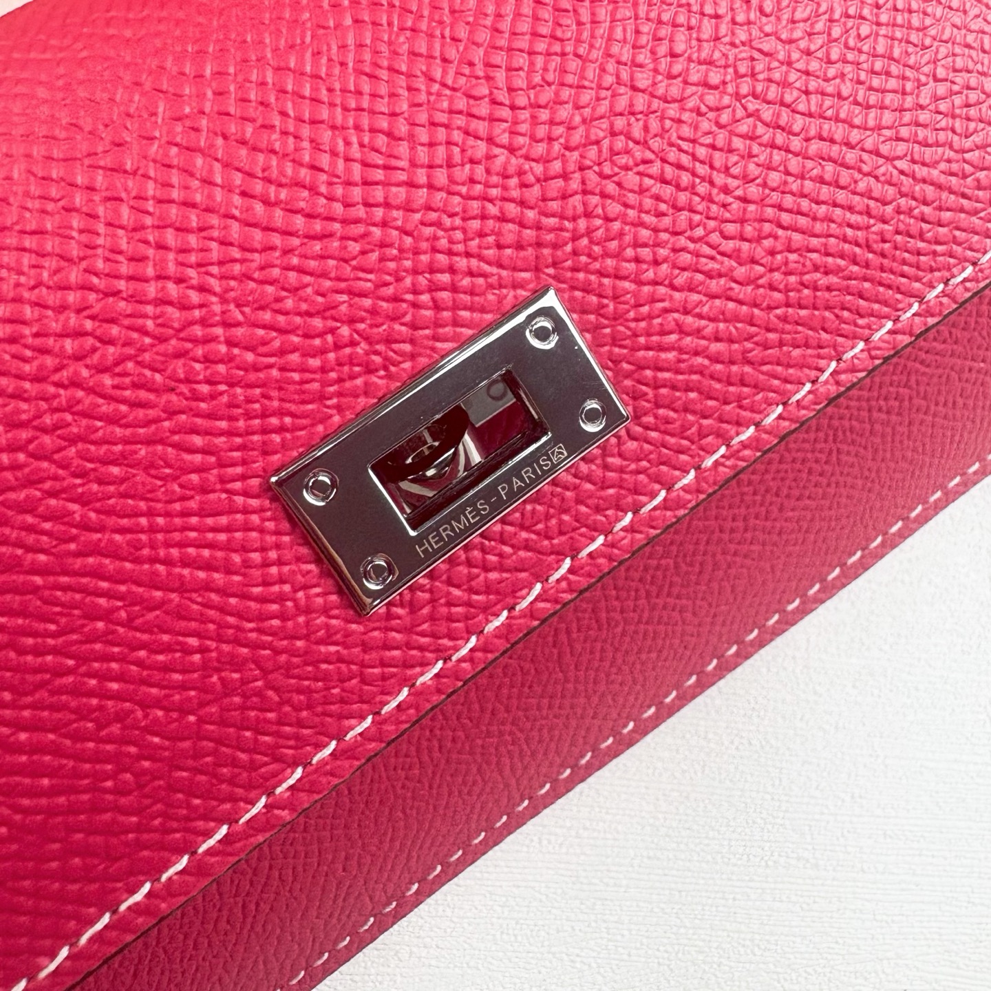 Hermes-Kelly Pocket长钱包 Madame小牛皮长钱包。 - 6个卡槽 - 一个拉链口袋 - 一个大钞位 Hermes-Kelly Pocket长钱包 Madame小牛皮长钱包。 - 6个卡槽 - 一个拉链口袋 - 一个大钞位