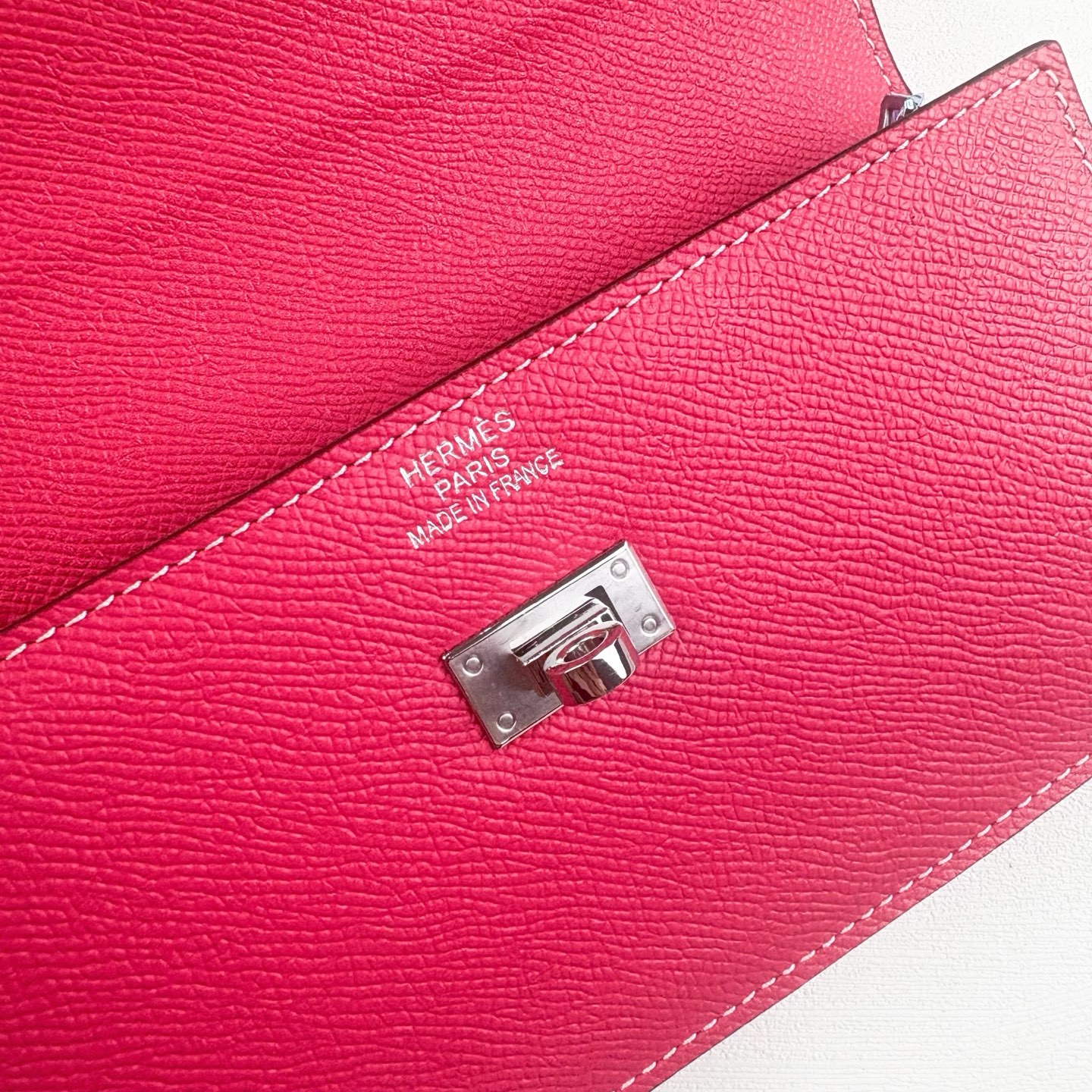 Hermes-Kelly Pocket长钱包 Madame小牛皮长钱包。 - 6个卡槽 - 一个拉链口袋 - 一个大钞位 Hermes-Kelly Pocket长钱包 Madame小牛皮长钱包。 - 6个卡槽 - 一个拉链口袋 - 一个大钞位