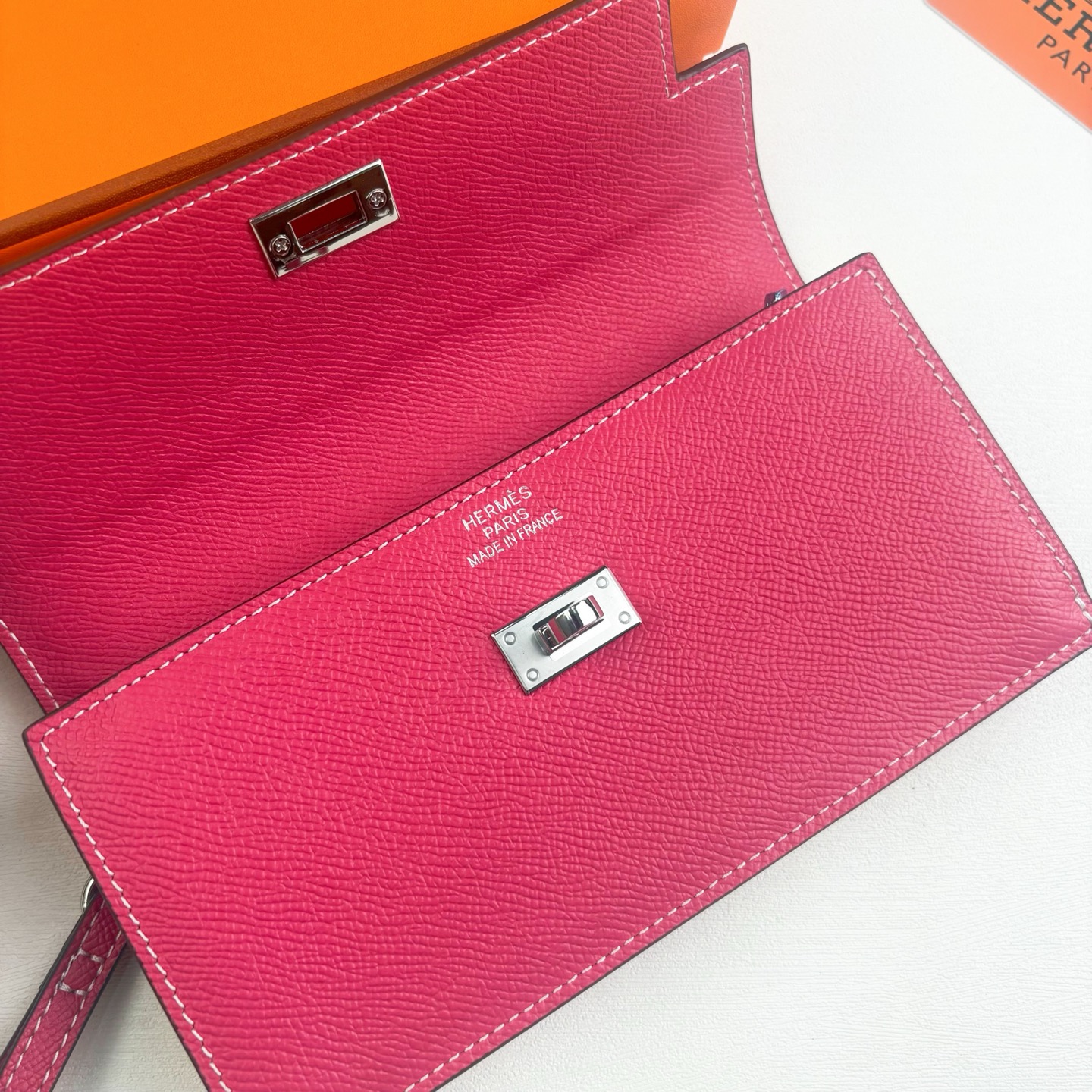 Hermes-Kelly Pocket长钱包 Madame小牛皮长钱包。 - 6个卡槽 - 一个拉链口袋 - 一个大钞位 Hermes-Kelly Pocket长钱包 Madame小牛皮长钱包。 - 6个卡槽 - 一个拉链口袋 - 一个大钞位