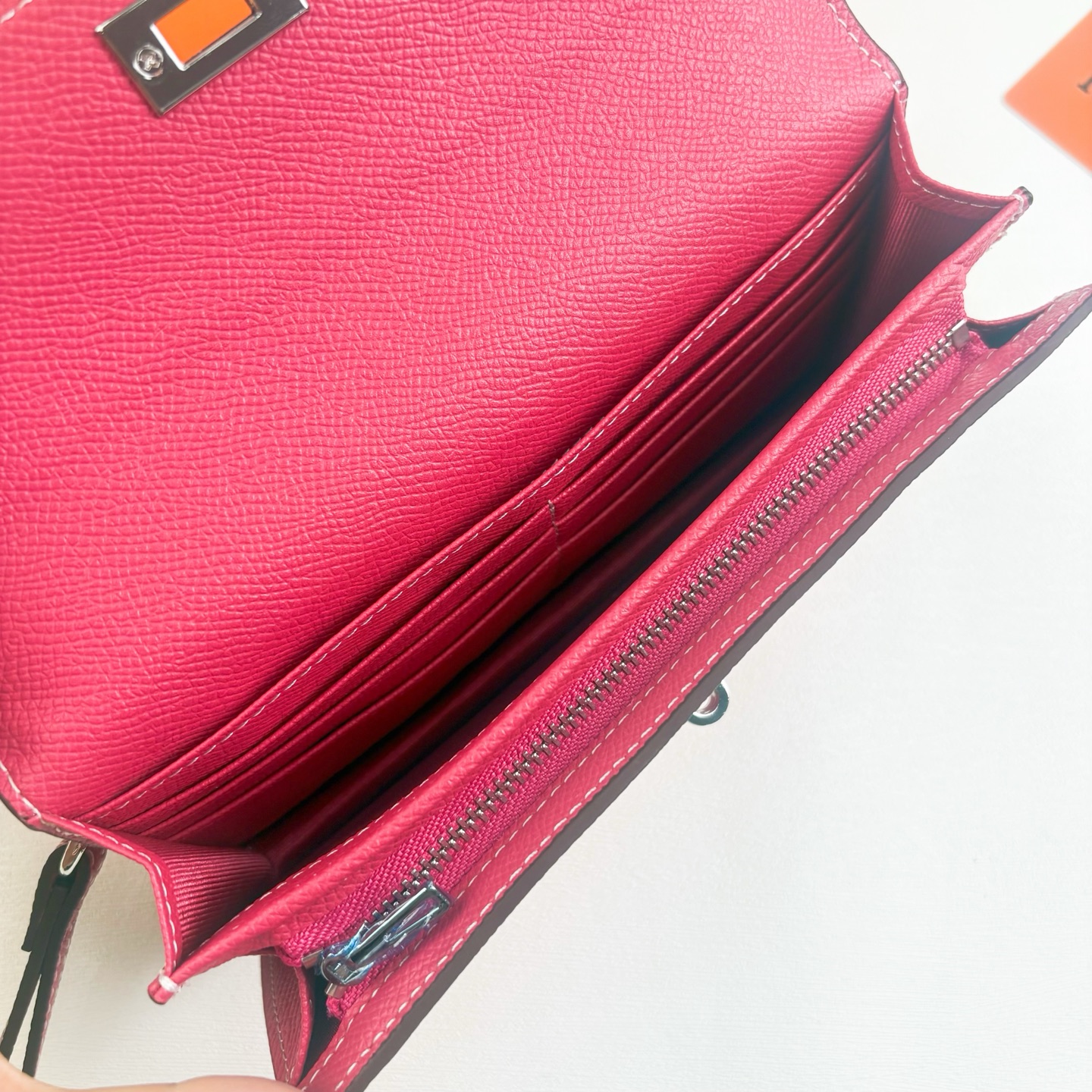 Hermes-Kelly Pocket长钱包 Madame小牛皮长钱包。 - 6个卡槽 - 一个拉链口袋 - 一个大钞位 Hermes-Kelly Pocket长钱包 Madame小牛皮长钱包。 - 6个卡槽 - 一个拉链口袋 - 一个大钞位