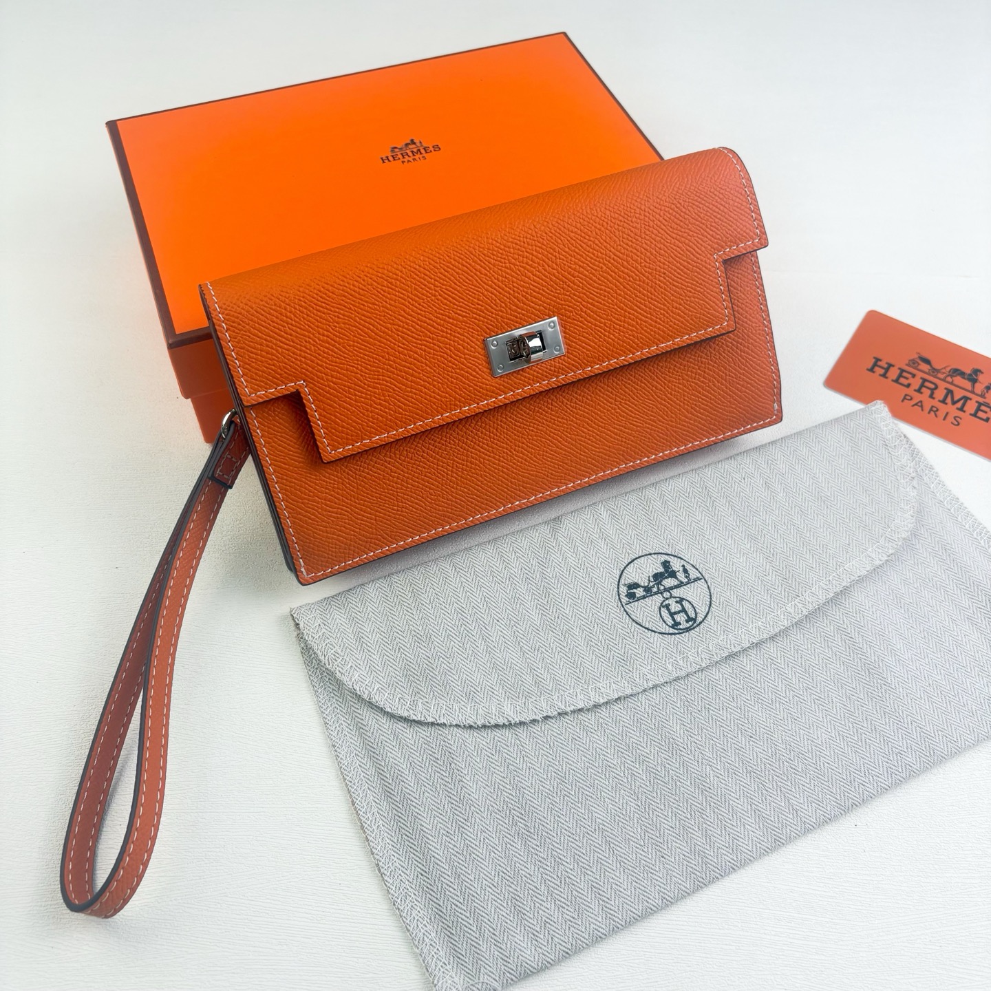 Hermes-Kelly Pocket长钱包 Madame小牛皮长钱包。 - 6个卡槽 - 一个拉链口袋 - 一个大钞位 Hermes-Kelly Pocket长钱包 Madame小牛皮长钱包。 - 6个卡槽 - 一个拉链口袋 - 一个大钞位