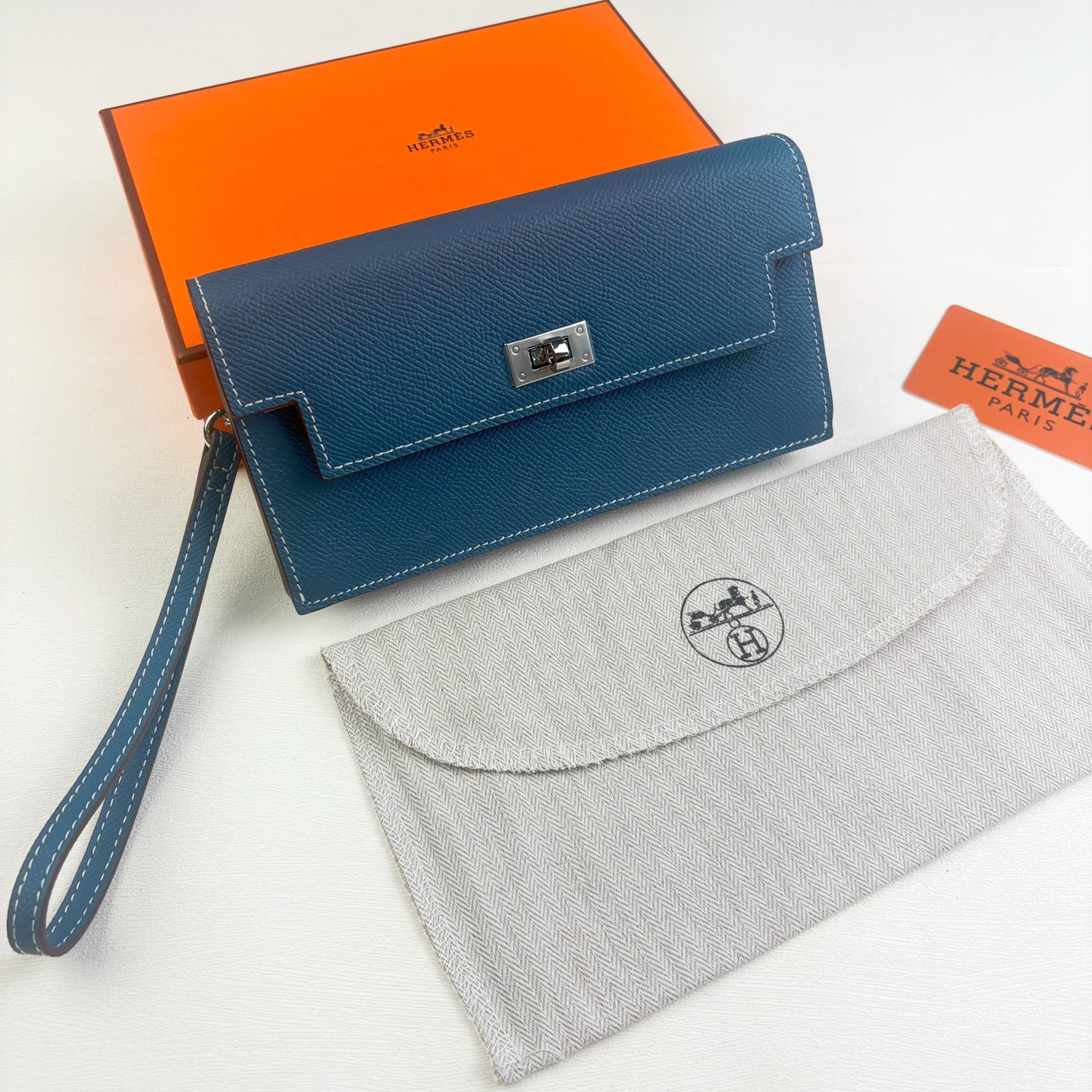 Hermes-Kelly Pocket长钱包 Madame小牛皮长钱包。 - 6个卡槽 - 一个拉链口袋 - 一个大钞位 Hermes-Kelly Pocket长钱包 Madame小牛皮长钱包。 - 6个卡槽 - 一个拉链口袋 - 一个大钞位