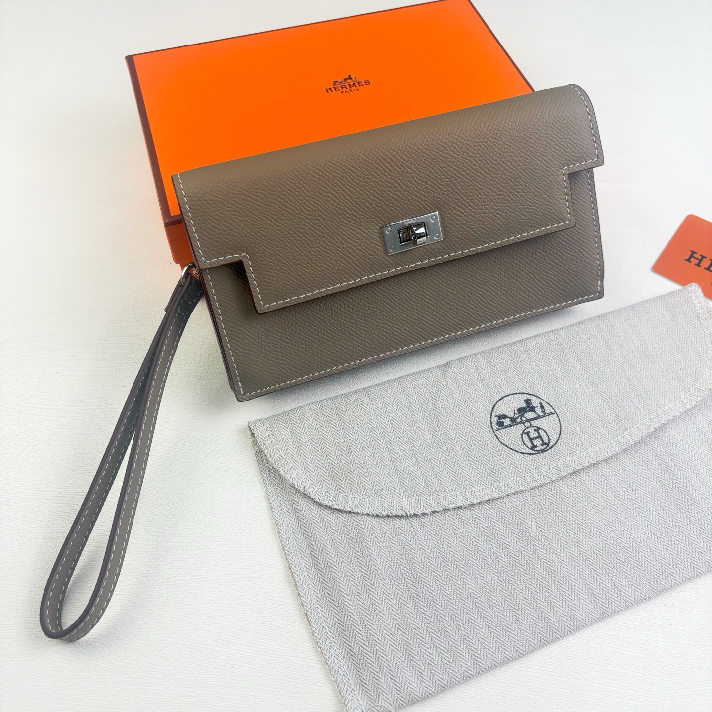 Hermes-Kelly Pocket长钱包 Madame小牛皮长钱包。 - 6个卡槽 - 一个拉链口袋 - 一个大钞位 Hermes-Kelly Pocket长钱包 Madame小牛皮长钱包。 - 6个卡槽 - 一个拉链口袋 - 一个大钞位