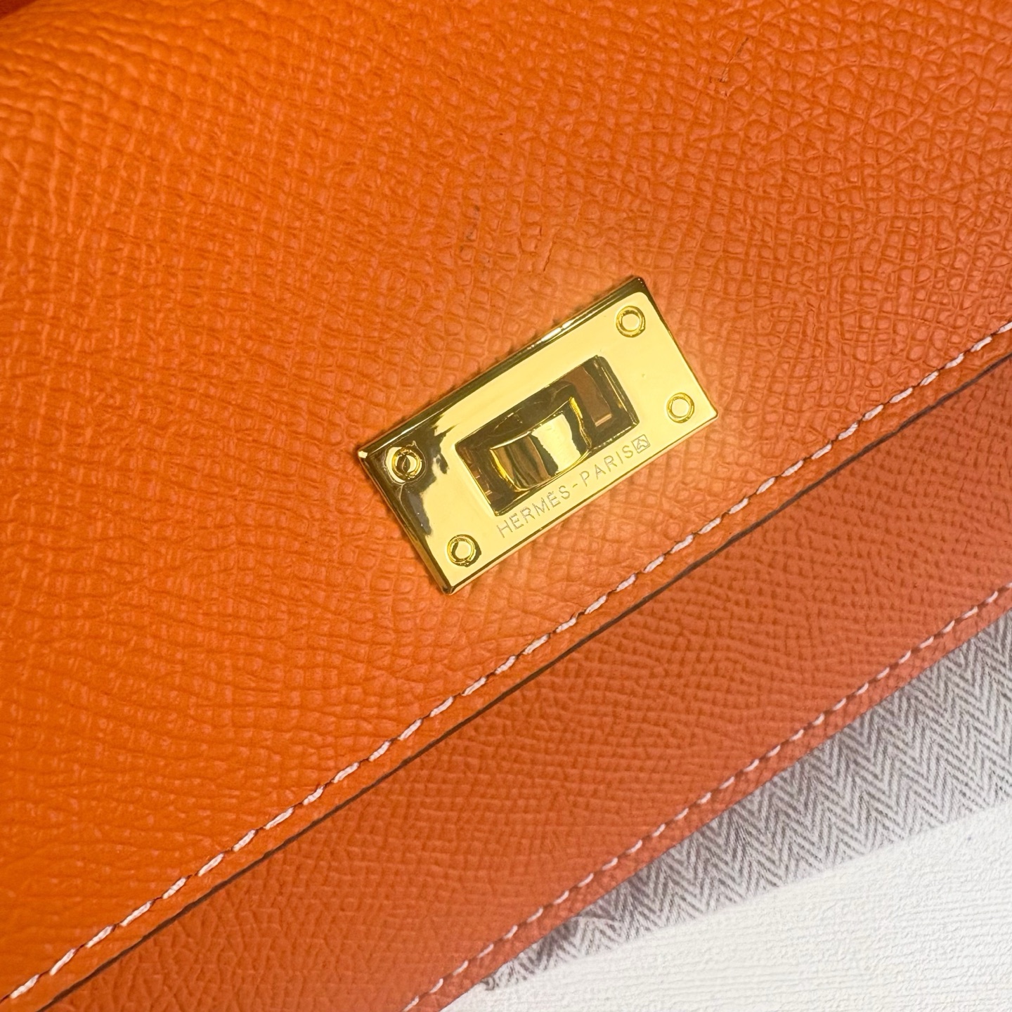 Hermes-Kelly Pocket长钱包 Madame小牛皮长钱包。 - 6个卡槽 - 一个拉链口袋 - 一个大钞位 Hermes-Kelly Pocket长钱包 Madame小牛皮长钱包。 - 6个卡槽 - 一个拉链口袋 - 一个大钞位