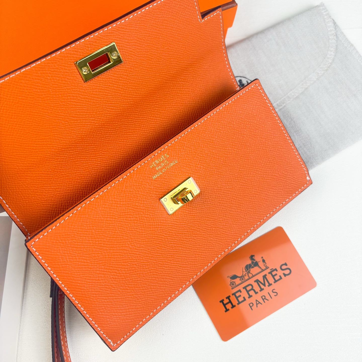 Hermes-Kelly Pocket长钱包 Madame小牛皮长钱包。 - 6个卡槽 - 一个拉链口袋 - 一个大钞位 Hermes-Kelly Pocket长钱包 Madame小牛皮长钱包。 - 6个卡槽 - 一个拉链口袋 - 一个大钞位