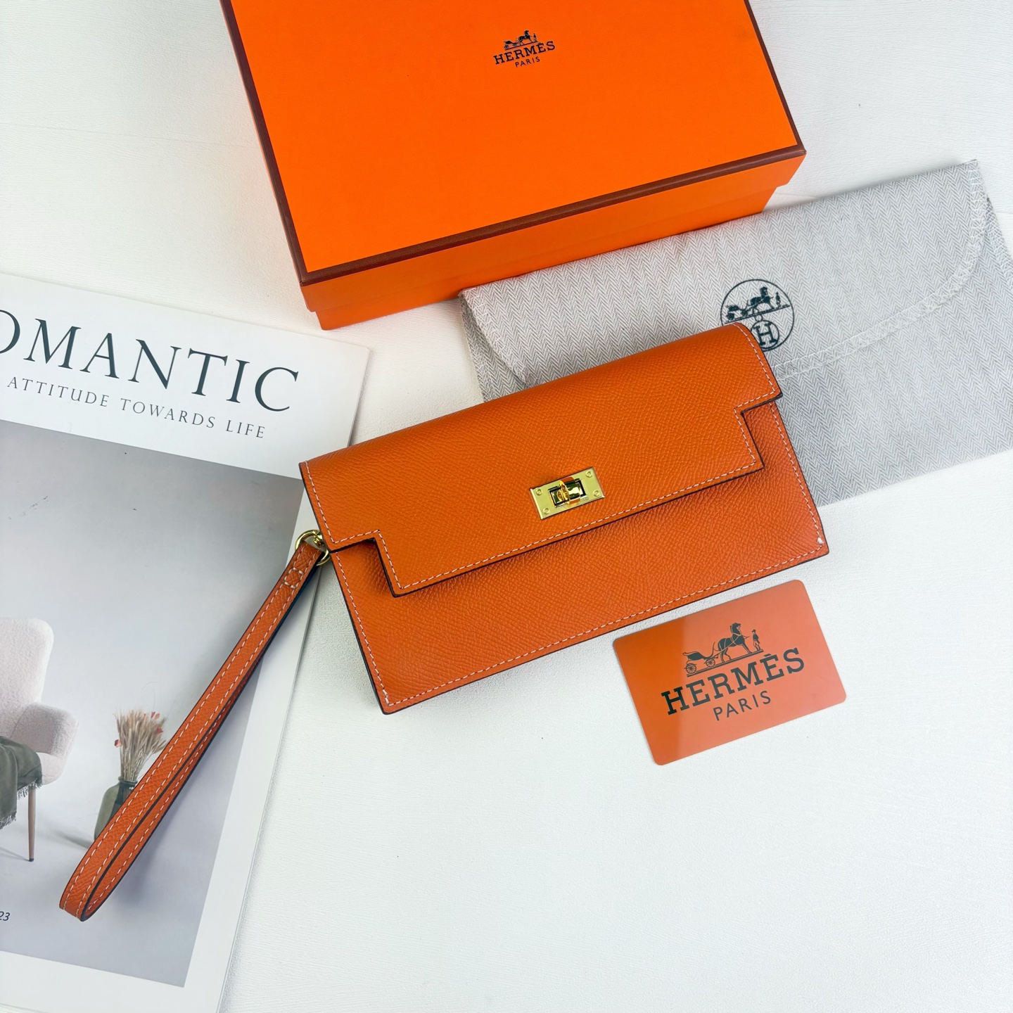 Hermes-Kelly Pocket长钱包 Madame小牛皮长钱包。 - 6个卡槽 - 一个拉链口袋 - 一个大钞位 Hermes-Kelly Pocket长钱包 Madame小牛皮长钱包。 - 6个卡槽 - 一个拉链口袋 - 一个大钞位