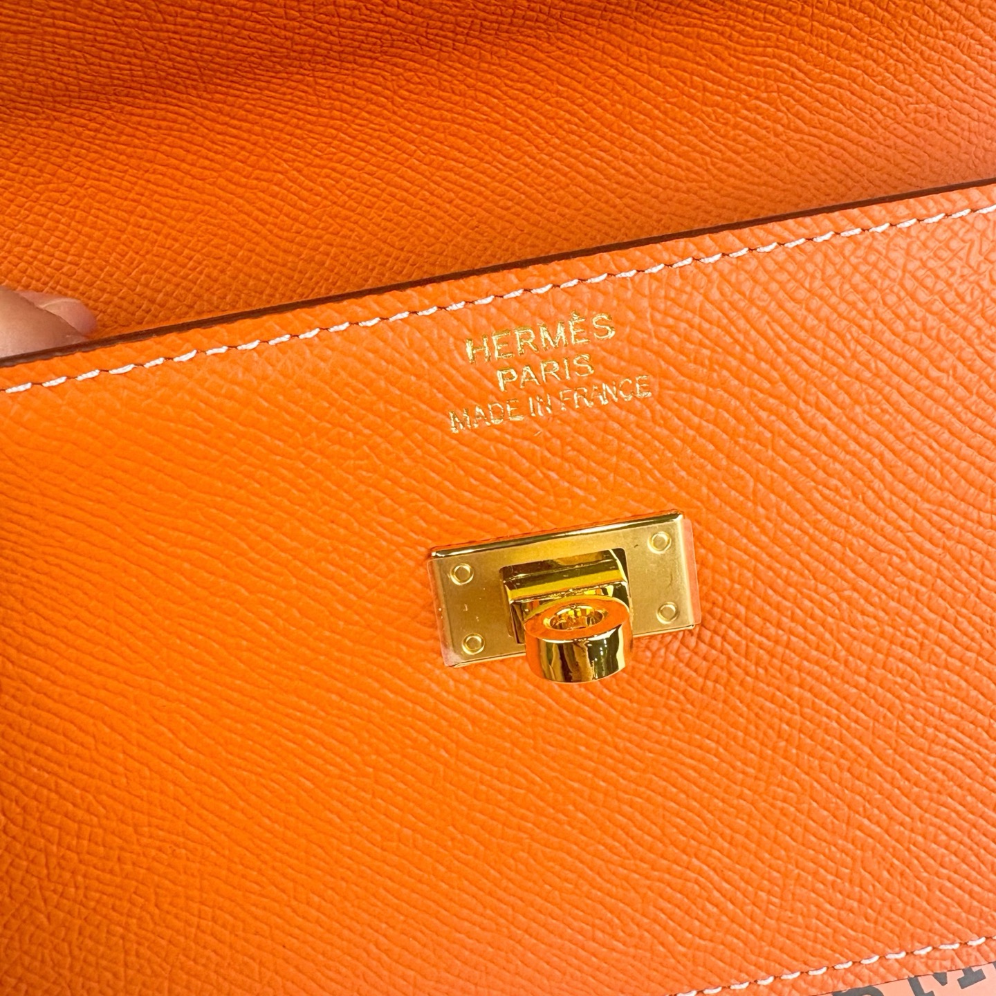 Hermes-Kelly Pocket长钱包 Madame小牛皮长钱包。 - 6个卡槽 - 一个拉链口袋 - 一个大钞位 Hermes-Kelly Pocket长钱包 Madame小牛皮长钱包。 - 6个卡槽 - 一个拉链口袋 - 一个大钞位