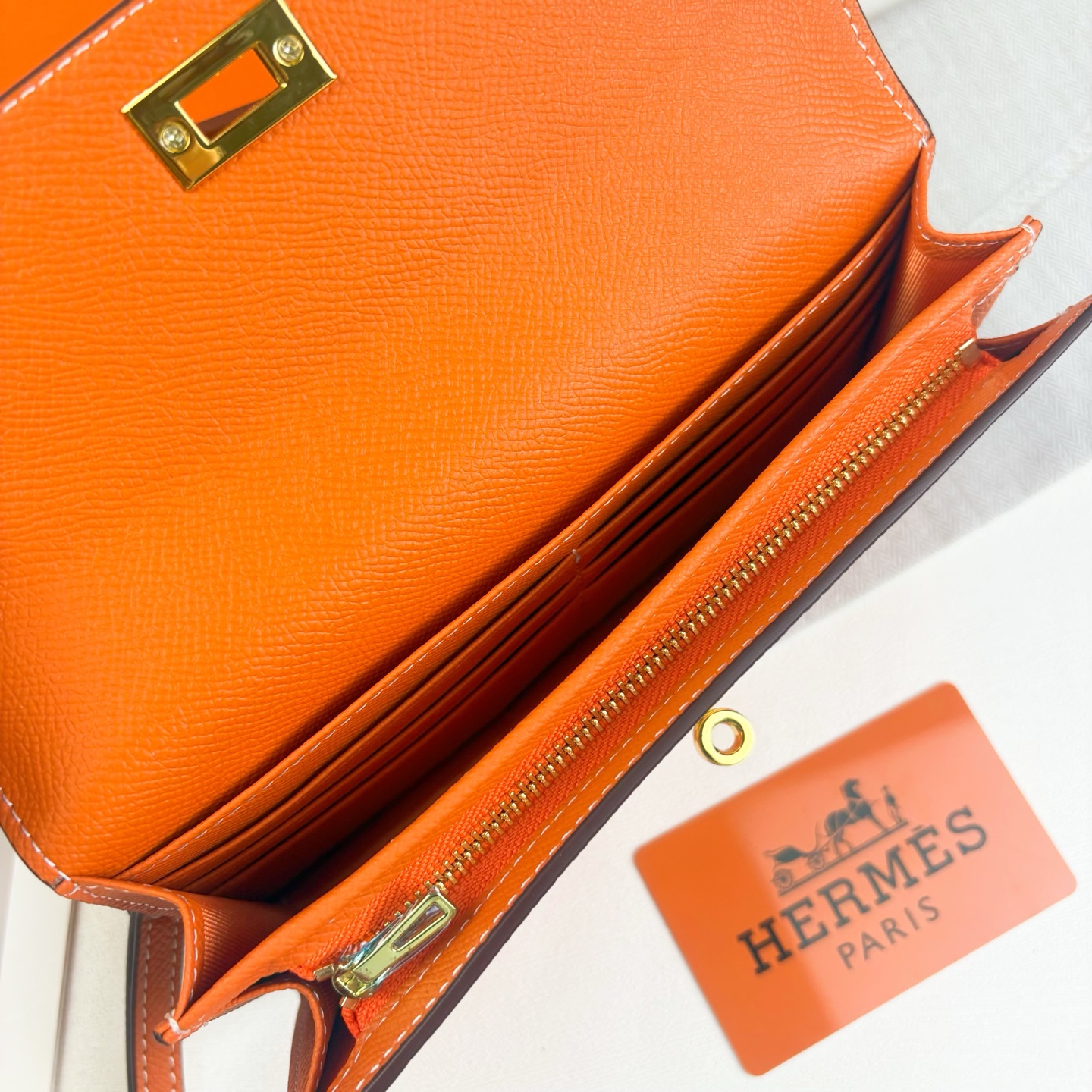 Hermes-Kelly Pocket长钱包 Madame小牛皮长钱包。 - 6个卡槽 - 一个拉链口袋 - 一个大钞位 Hermes-Kelly Pocket长钱包 Madame小牛皮长钱包。 - 6个卡槽 - 一个拉链口袋 - 一个大钞位