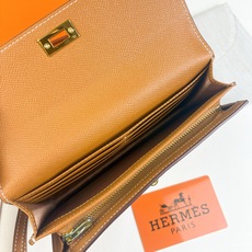 Hermes-Kelly Pocket长钱包 Madame小牛皮长钱包。 - 6个卡槽 - 一个拉链口袋 - 一个大钞位 Hermes-Kelly Pocket长钱包 Madame小牛皮长钱包。 - 6个卡槽 - 一个拉链口袋 - 一个大钞位