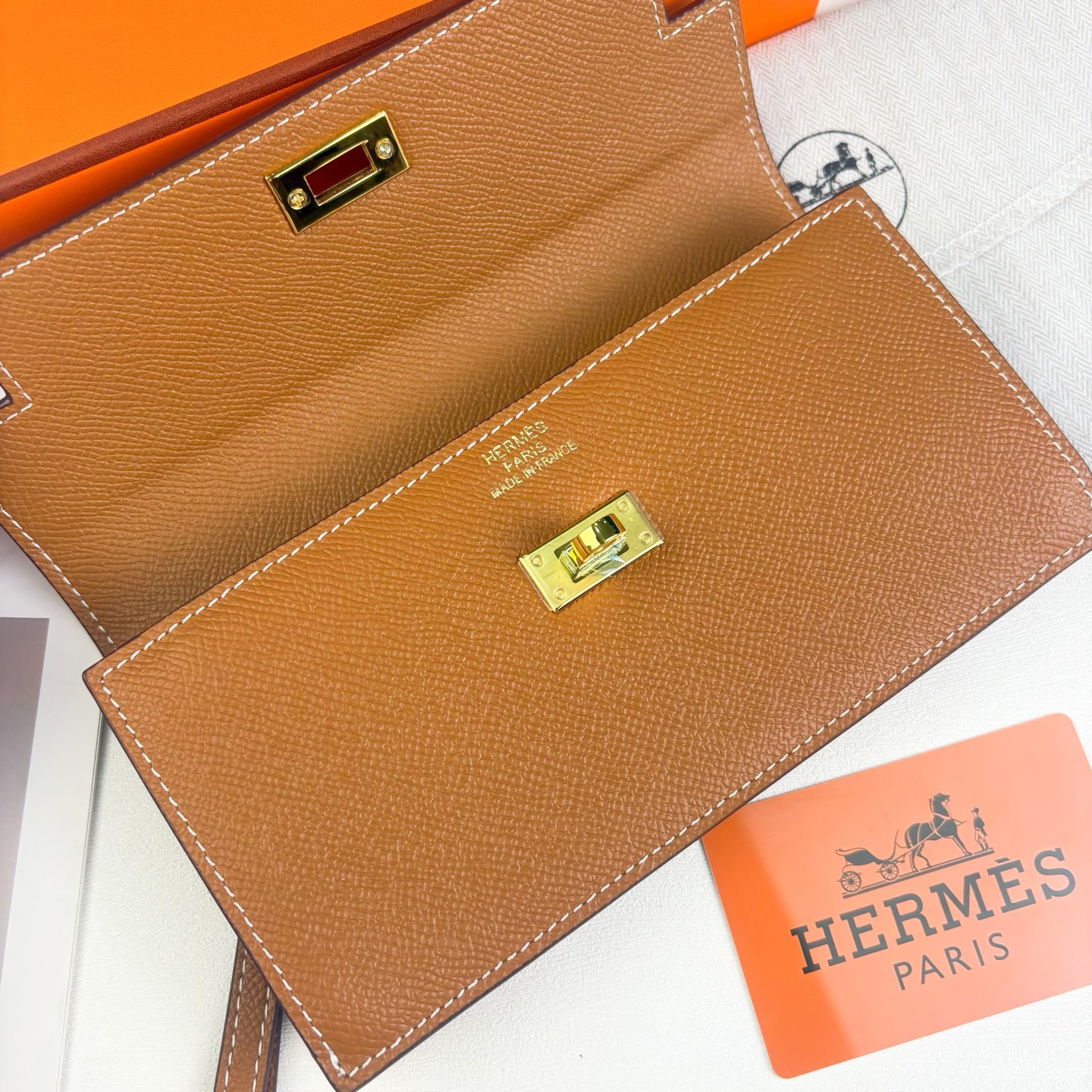 Hermes-Kelly Pocket长钱包 Madame小牛皮长钱包。 - 6个卡槽 - 一个拉链口袋 - 一个大钞位 Hermes-Kelly Pocket长钱包 Madame小牛皮长钱包。 - 6个卡槽 - 一个拉链口袋 - 一个大钞位