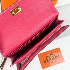 Hermes-Kelly Pocket长钱包 Madame小牛皮长钱包。 - 6个卡槽 - 一个拉链口袋 - 一个大钞位 Hermes-Kelly Pocket长钱包 Madame小牛皮长钱包。 - 6个卡槽 - 一个拉链口袋 - 一个大钞位