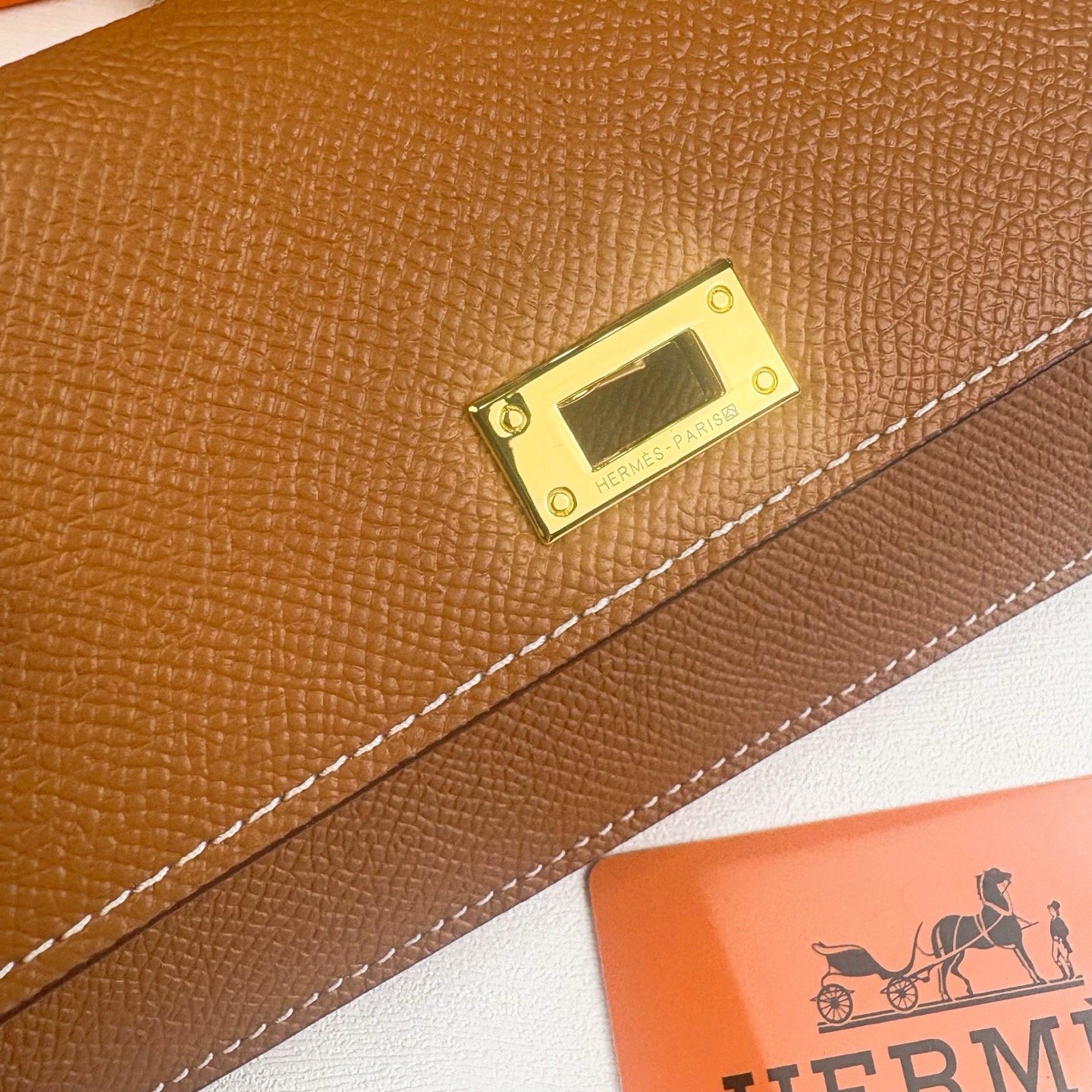 Hermes-Kelly Pocket长钱包 Madame小牛皮长钱包。 - 6个卡槽 - 一个拉链口袋 - 一个大钞位 Hermes-Kelly Pocket长钱包 Madame小牛皮长钱包。 - 6个卡槽 - 一个拉链口袋 - 一个大钞位