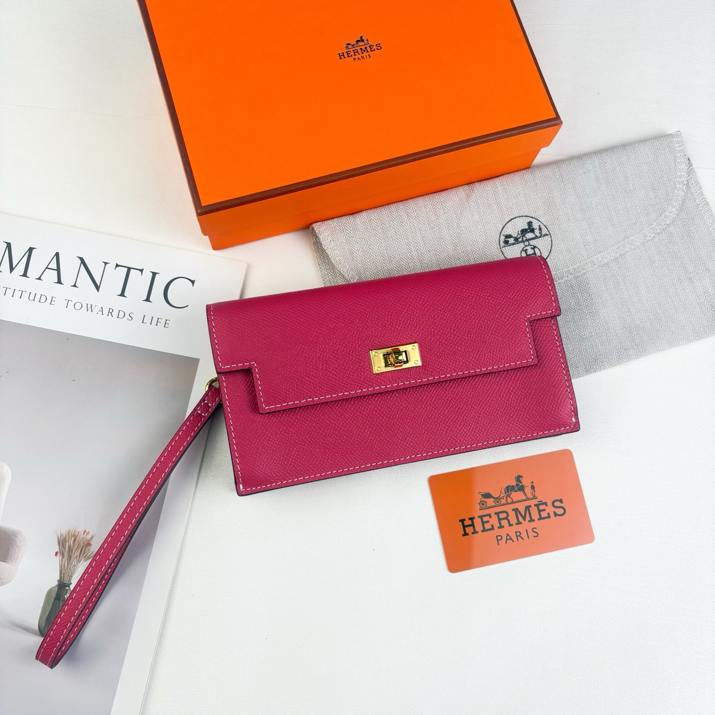 Hermes-Kelly Pocket长钱包 Madame小牛皮长钱包。 - 6个卡槽 - 一个拉链口袋 - 一个大钞位 Hermes-Kelly Pocket长钱包 Madame小牛皮长钱包。 - 6个卡槽 - 一个拉链口袋 - 一个大钞位