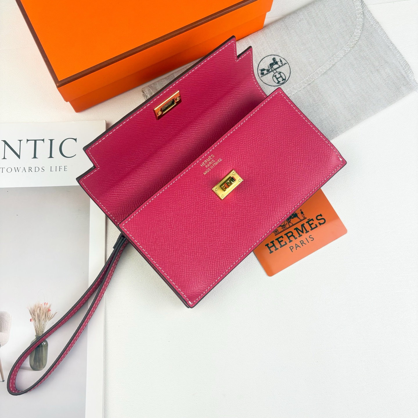Hermes-Kelly Pocket长钱包 Madame小牛皮长钱包。 - 6个卡槽 - 一个拉链口袋 - 一个大钞位 Hermes-Kelly Pocket长钱包 Madame小牛皮长钱包。 - 6个卡槽 - 一个拉链口袋 - 一个大钞位
