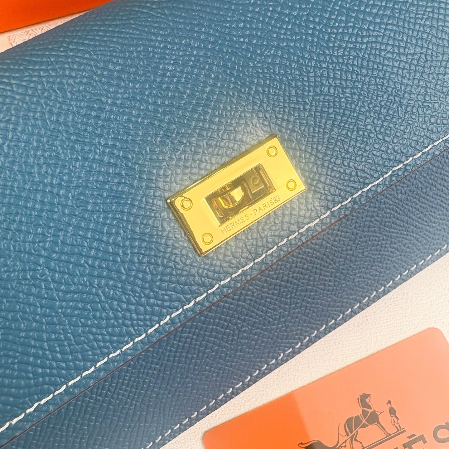Hermes-Kelly Pocket长钱包 Madame小牛皮长钱包。 - 6个卡槽 - 一个拉链口袋 - 一个大钞位 Hermes-Kelly Pocket长钱包 Madame小牛皮长钱包。 - 6个卡槽 - 一个拉链口袋 - 一个大钞位