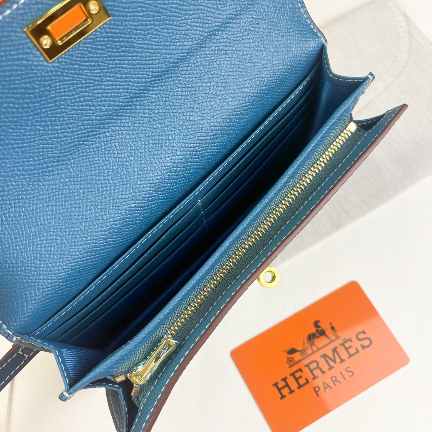 Hermes-Kelly Pocket长钱包 Madame小牛皮长钱包。 - 6个卡槽 - 一个拉链口袋 - 一个大钞位 Hermes-Kelly Pocket长钱包 Madame小牛皮长钱包。 - 6个卡槽 - 一个拉链口袋 - 一个大钞位
