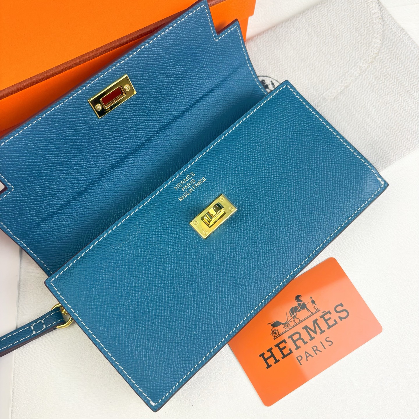 Hermes-Kelly Pocket长钱包 Madame小牛皮长钱包。 - 6个卡槽 - 一个拉链口袋 - 一个大钞位 Hermes-Kelly Pocket长钱包 Madame小牛皮长钱包。 - 6个卡槽 - 一个拉链口袋 - 一个大钞位