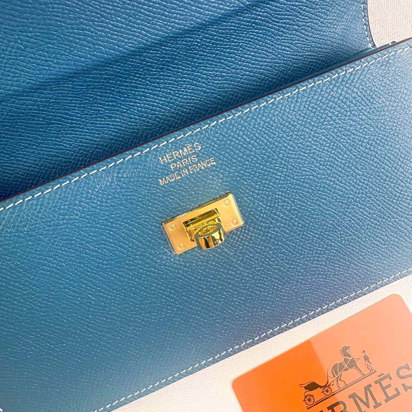 Hermes-Kelly Pocket长钱包 Madame小牛皮长钱包。 - 6个卡槽 - 一个拉链口袋 - 一个大钞位 Hermes-Kelly Pocket长钱包 Madame小牛皮长钱包。 - 6个卡槽 - 一个拉链口袋 - 一个大钞位