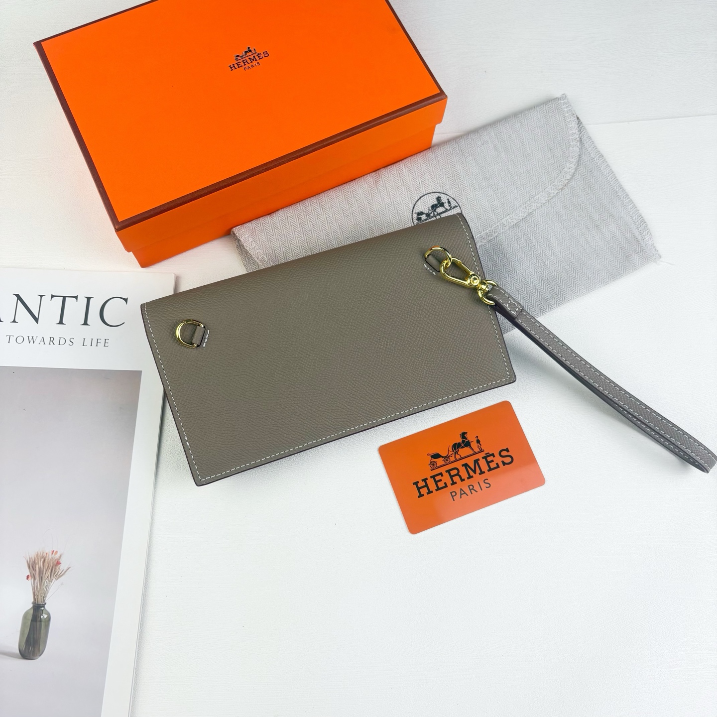 Hermes-Kelly Pocket长钱包 Madame小牛皮长钱包。 - 6个卡槽 - 一个拉链口袋 - 一个大钞位 Hermes-Kelly Pocket长钱包 Madame小牛皮长钱包。 - 6个卡槽 - 一个拉链口袋 - 一个大钞位