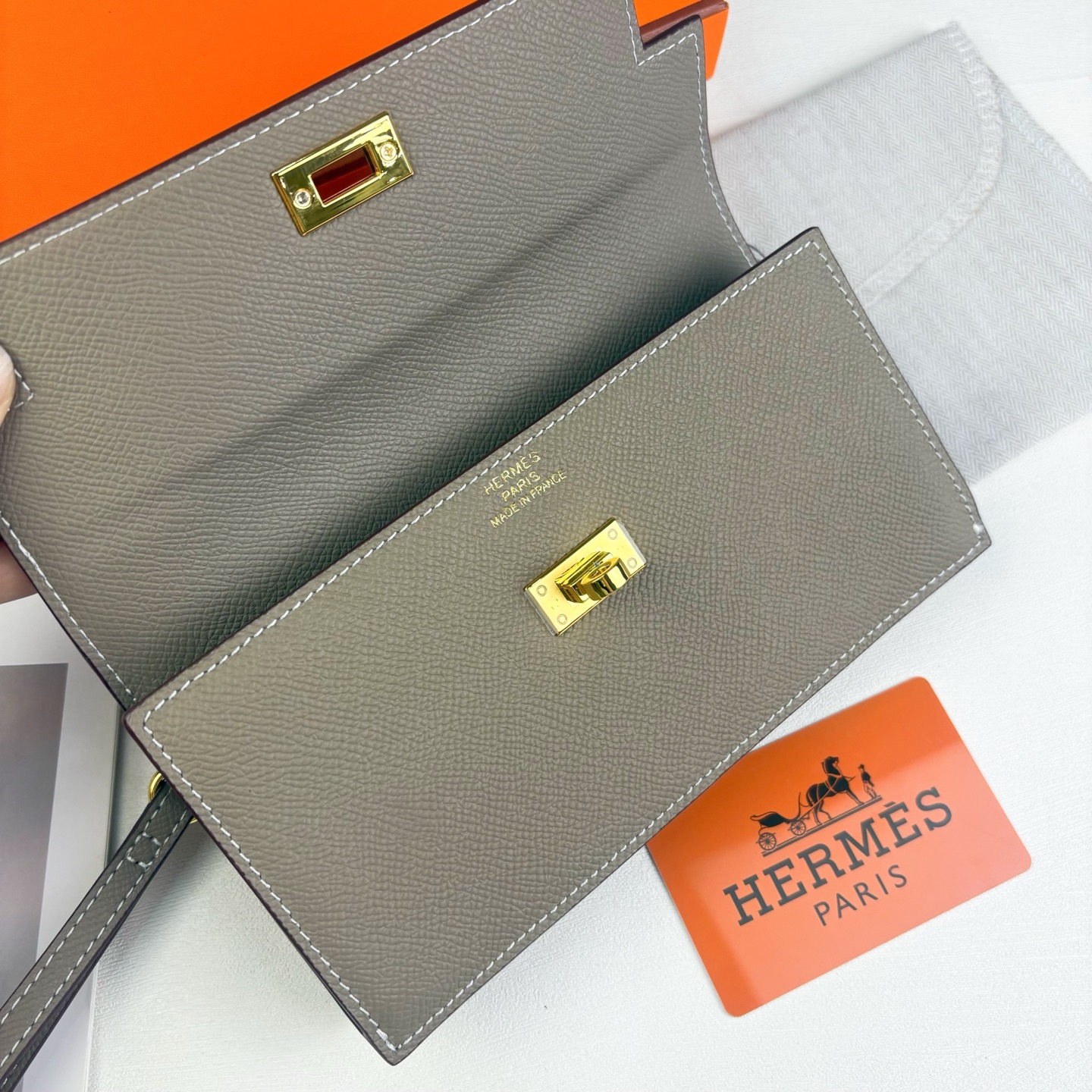 Hermes-Kelly Pocket长钱包 Madame小牛皮长钱包。 - 6个卡槽 - 一个拉链口袋 - 一个大钞位 Hermes-Kelly Pocket长钱包 Madame小牛皮长钱包。 - 6个卡槽 - 一个拉链口袋 - 一个大钞位