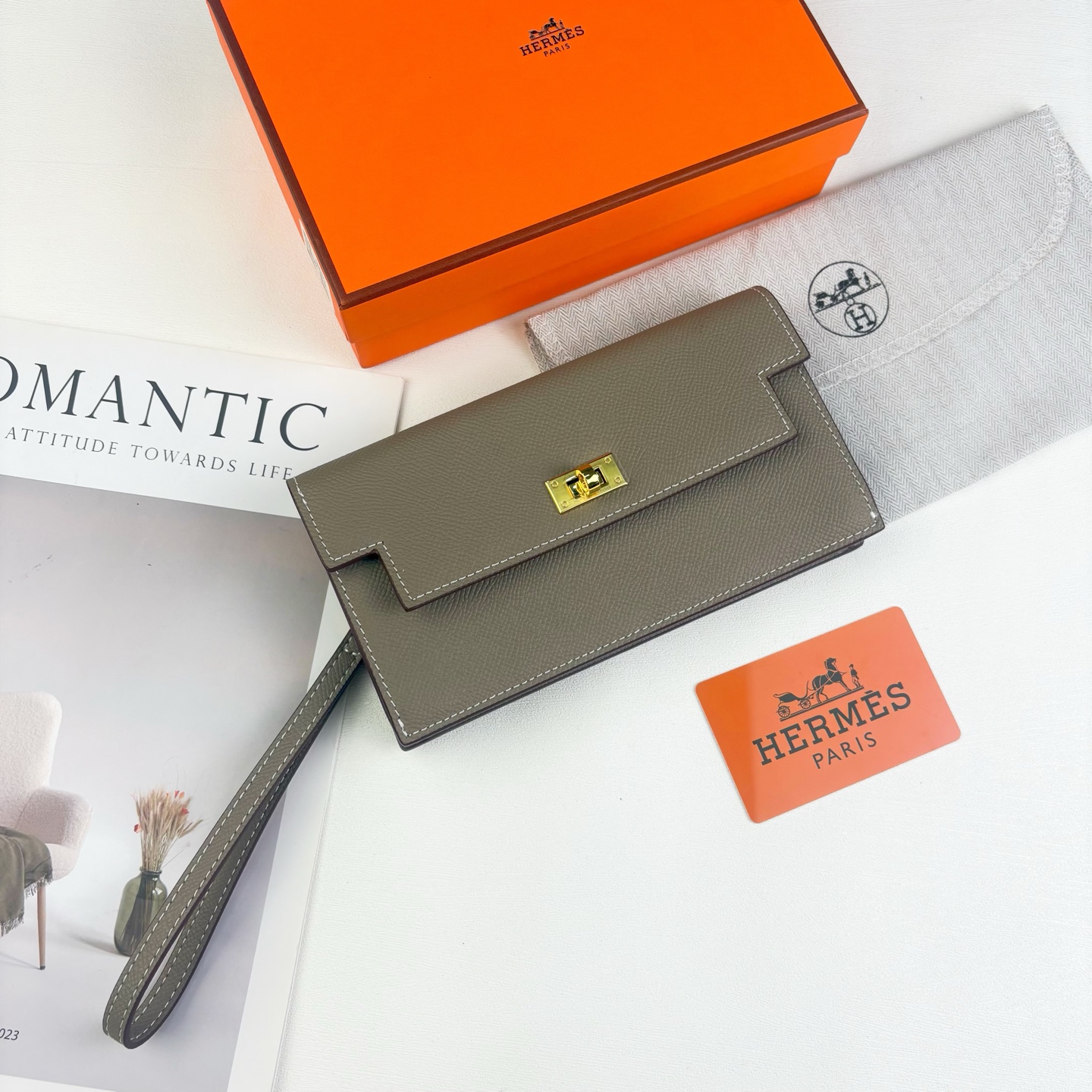 Hermes-Kelly Pocket长钱包 Madame小牛皮长钱包。 - 6个卡槽 - 一个拉链口袋 - 一个大钞位 Hermes-Kelly Pocket长钱包 Madame小牛皮长钱包。 - 6个卡槽 - 一个拉链口袋 - 一个大钞位