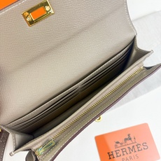 Hermes-Kelly Pocket长钱包 Madame小牛皮长钱包。 - 6个卡槽 - 一个拉链口袋 - 一个大钞位 Hermes-Kelly Pocket长钱包 Madame小牛皮长钱包。 - 6个卡槽 - 一个拉链口袋 - 一个大钞位