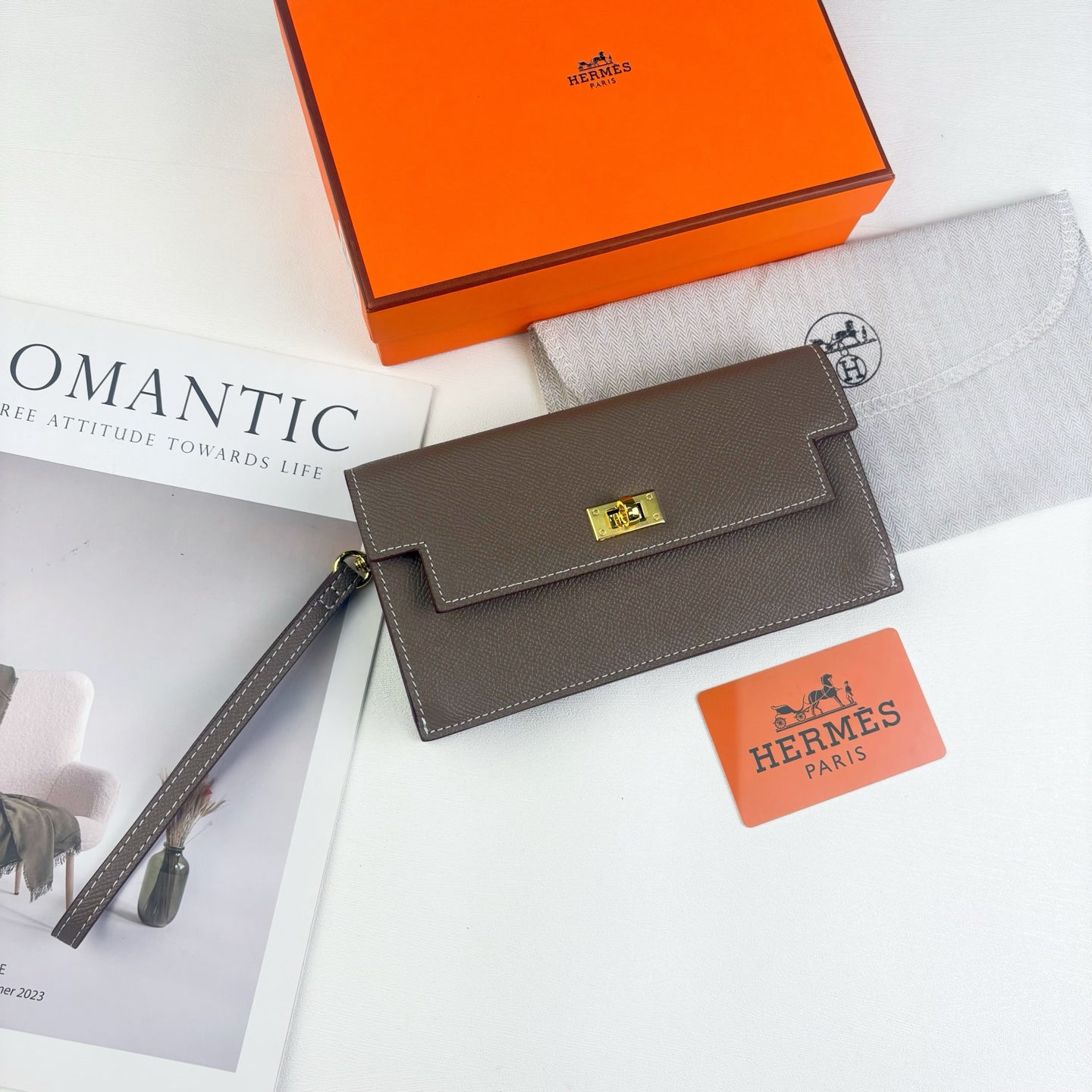 Hermes-Kelly Pocket长钱包 Madame小牛皮长钱包。 - 6个卡槽 - 一个拉链口袋 - 一个大钞位 Hermes-Kelly Pocket长钱包 Madame小牛皮长钱包。 - 6个卡槽 - 一个拉链口袋 - 一个大钞位