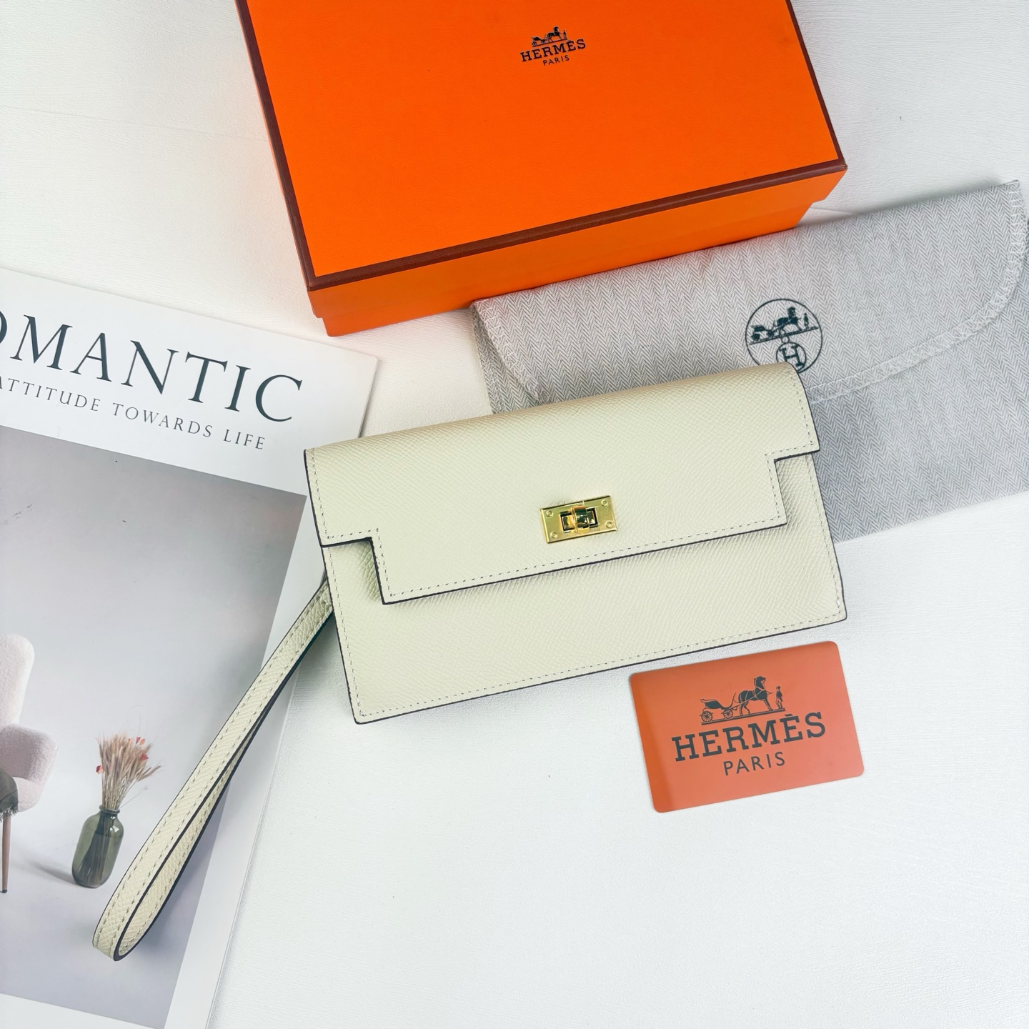 Hermes-Kelly Pocket长钱包 Madame小牛皮长钱包。 - 6个卡槽 - 一个拉链口袋 - 一个大钞位 Hermes-Kelly Pocket长钱包 Madame小牛皮长钱包。 - 6个卡槽 - 一个拉链口袋 - 一个大钞位