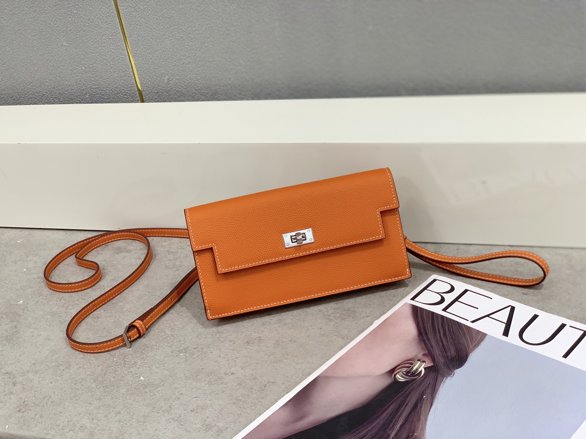 Hermes-Kelly Pocket长钱包➕斜挎包 Madame小牛皮长钱包➕斜挎包 - 6个卡槽 - 一个拉链口袋 Hermes-Kelly Pocket长钱包➕斜挎包 Madame小牛皮长钱包➕斜挎包 - 6个卡槽 - 一个拉链口袋