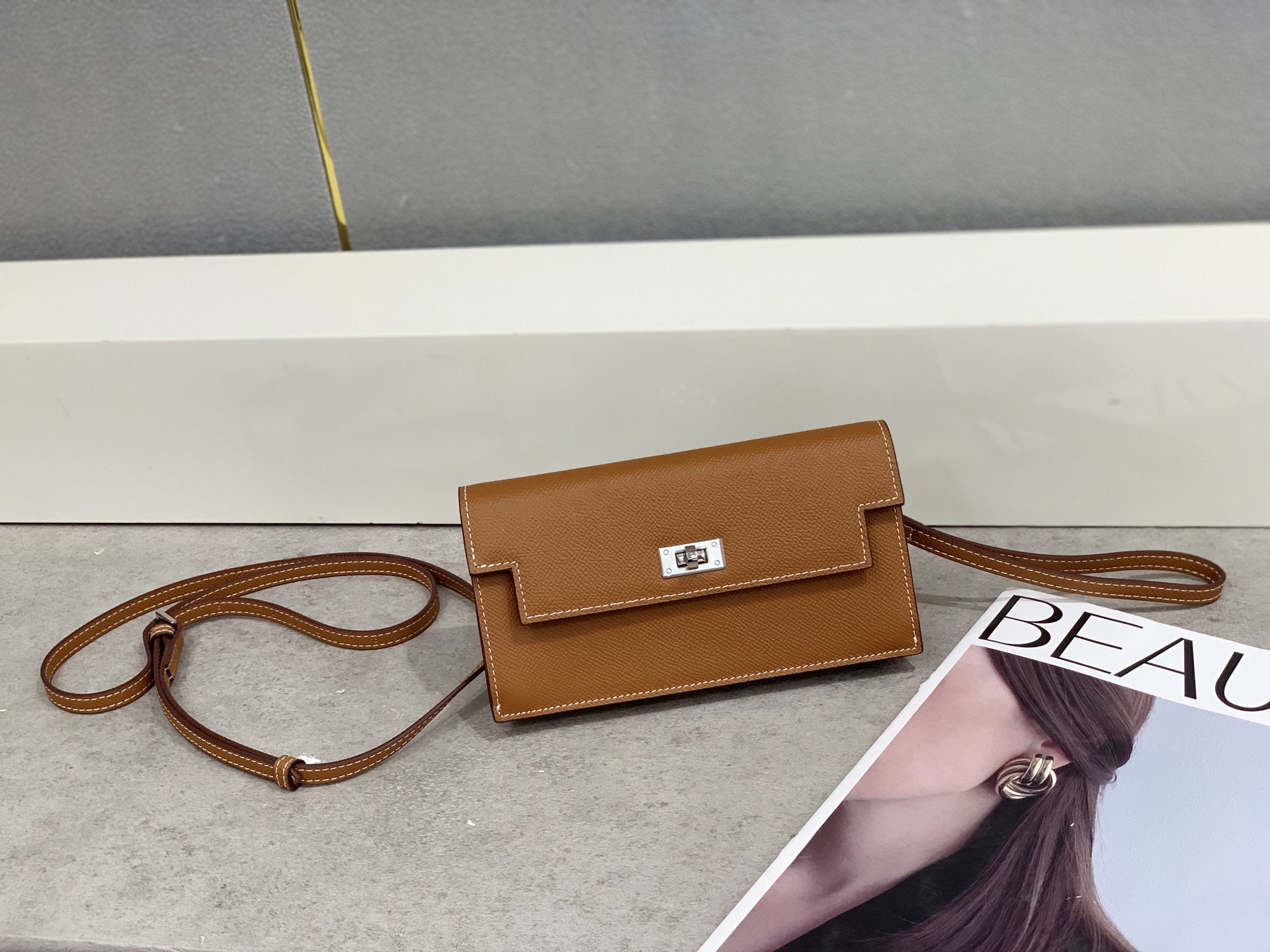 Hermes-Kelly Pocket长钱包➕斜挎包 Madame小牛皮长钱包➕斜挎包 - 6个卡槽 - 一个拉链口袋 Hermes-Kelly Pocket长钱包➕斜挎包 Madame小牛皮长钱包➕斜挎包 - 6个卡槽 - 一个拉链口袋