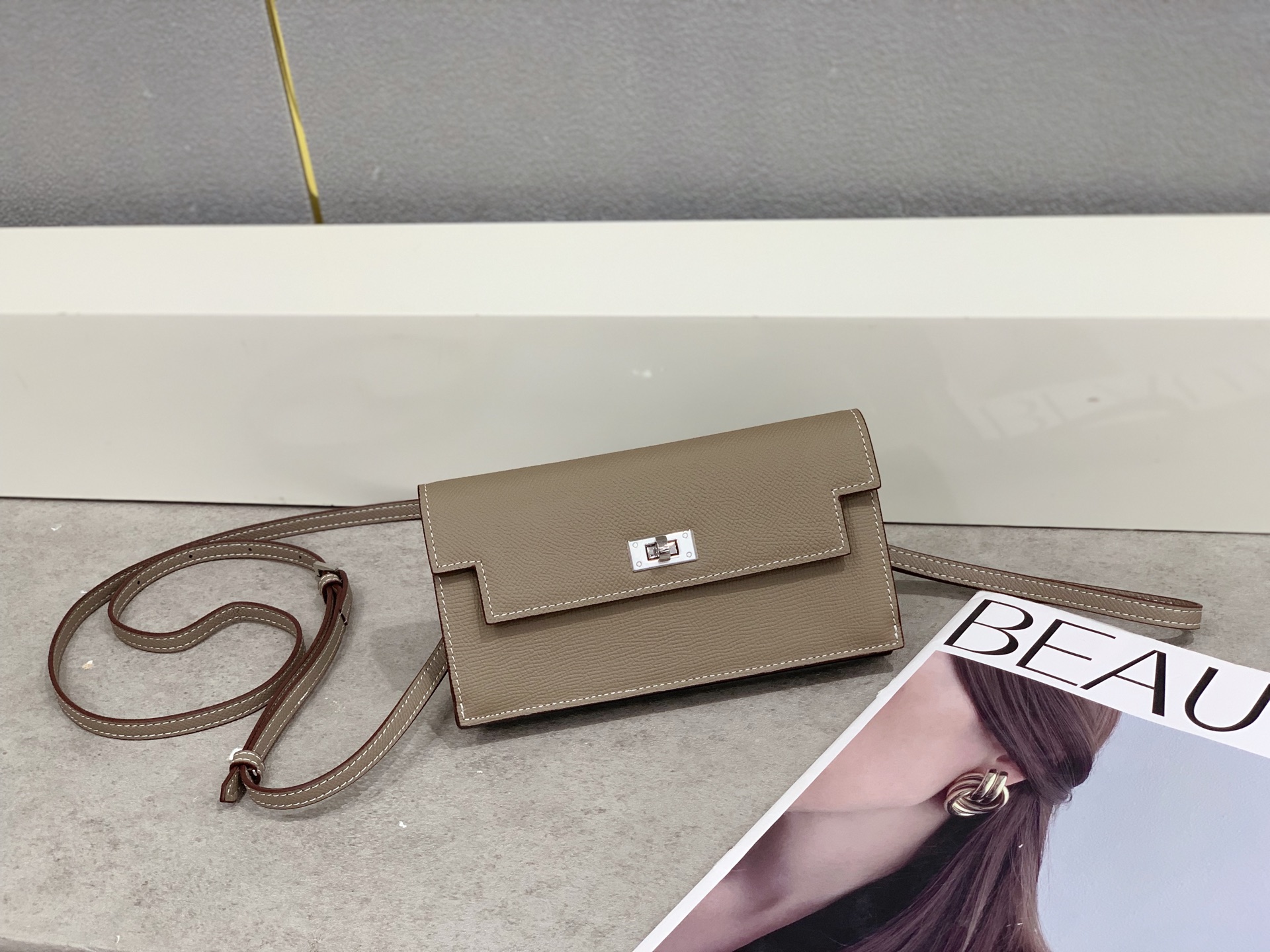 Hermes-Kelly Pocket长钱包➕斜挎包 Madame小牛皮长钱包➕斜挎包 - 6个卡槽 - 一个拉链口袋 Hermes-Kelly Pocket长钱包➕斜挎包 Madame小牛皮长钱包➕斜挎包 - 6个卡槽 - 一个拉链口袋